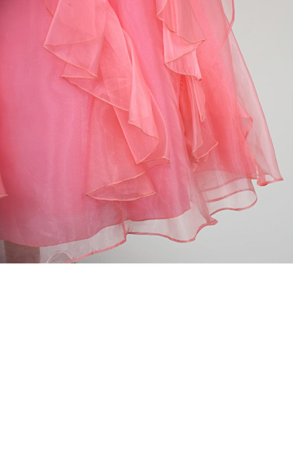 ピアノ発表会や結婚式にぴったりのカラーの女の子用キッズドレス。シンプルで美しいシルエットが魅力のAngel's Closetの子供ドレス レンタル商品（【レンタル】ラインストーン＆オーガンジーレイヤードフリル子供ドレス(HC734)コーラル）｜画像6