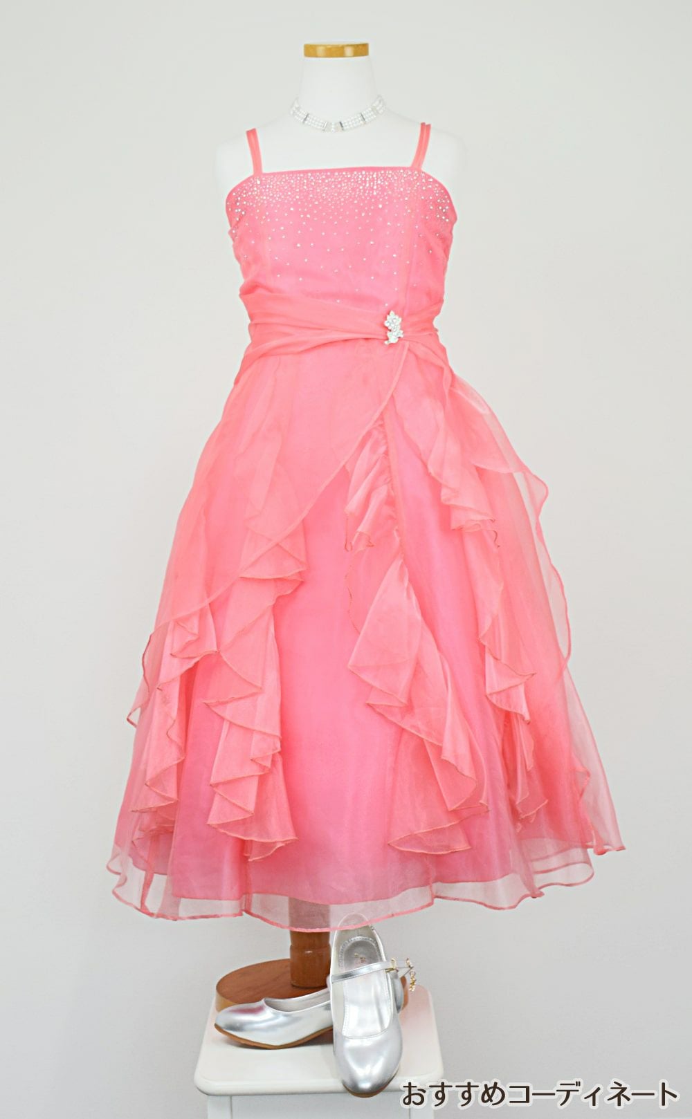 ピアノ発表会や結婚式にぴったりのカラーの女の子用キッズドレス。シンプルで美しいシルエットが魅力のAngel's Closetの子供ドレス レンタル商品（【レンタル】ラインストーン＆オーガンジーレイヤードフリル子供ドレス(HC734)コーラル）｜画像9