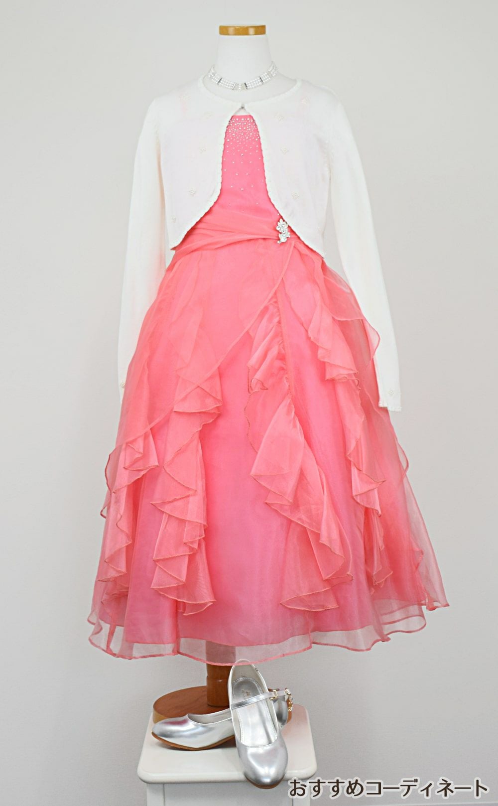 ピアノ発表会や結婚式にぴったりのカラーの女の子用キッズドレス。シンプルで美しいシルエットが魅力のAngel's Closetの子供ドレス レンタル商品（【レンタル】ラインストーン＆オーガンジーレイヤードフリル子供ドレス(HC734)コーラル）｜画像11