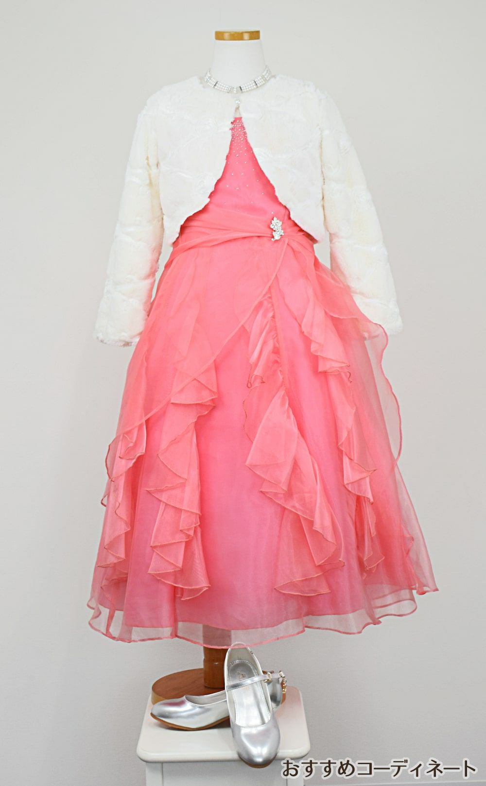 ピアノ発表会や結婚式にぴったりのカラーの女の子用キッズドレス。シンプルで美しいシルエットが魅力のAngel's Closetの子供ドレス レンタル商品（【レンタル】ラインストーン＆オーガンジーレイヤードフリル子供ドレス(HC734)コーラル）｜画像12