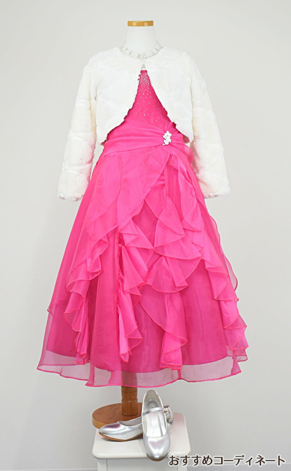 ピアノ発表会や結婚式にぴったりのカラーの女の子用キッズドレス。シンプルで美しいシルエットが魅力のAngel's Closetの子供ドレス レンタル商品（【レンタル】ラインストーン＆オーガンジーレイヤードフリル子供ドレス(HC734)フクシア）｜画像12