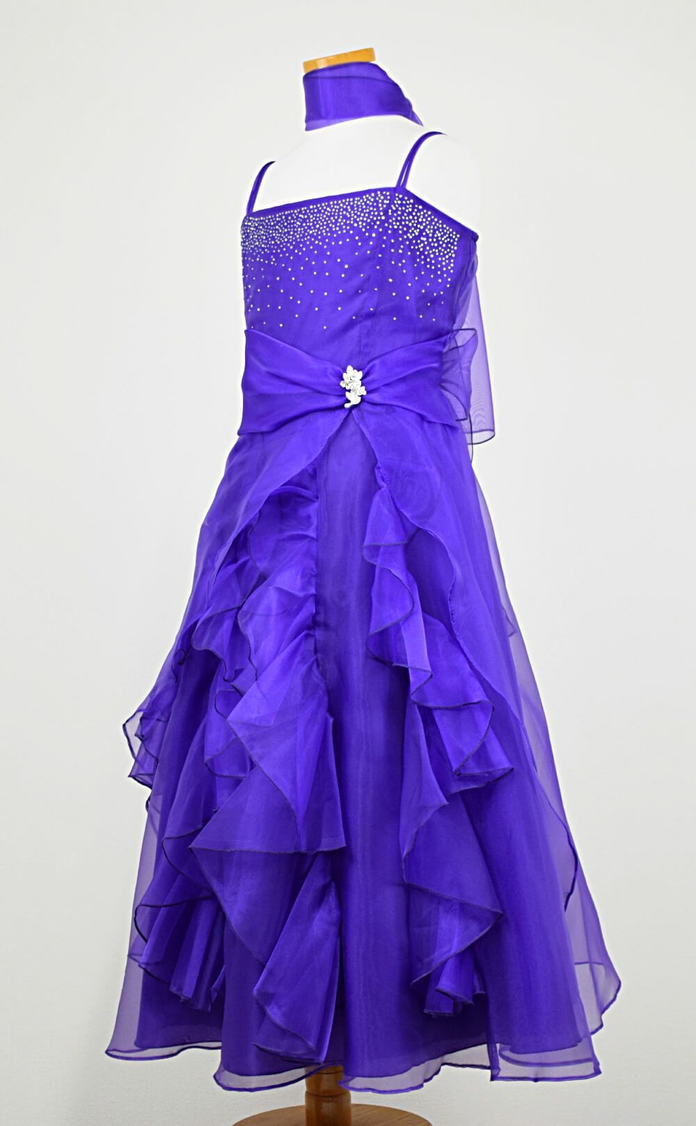 ピアノ発表会や結婚式にぴったりのカラーの女の子用キッズドレス。シンプルで美しいシルエットが魅力のAngel's Closetの子供ドレス レンタル商品（【レンタル】ラインストーン＆オーガンジーレイヤードフリル子供ドレス(HC734)パープル）｜画像4