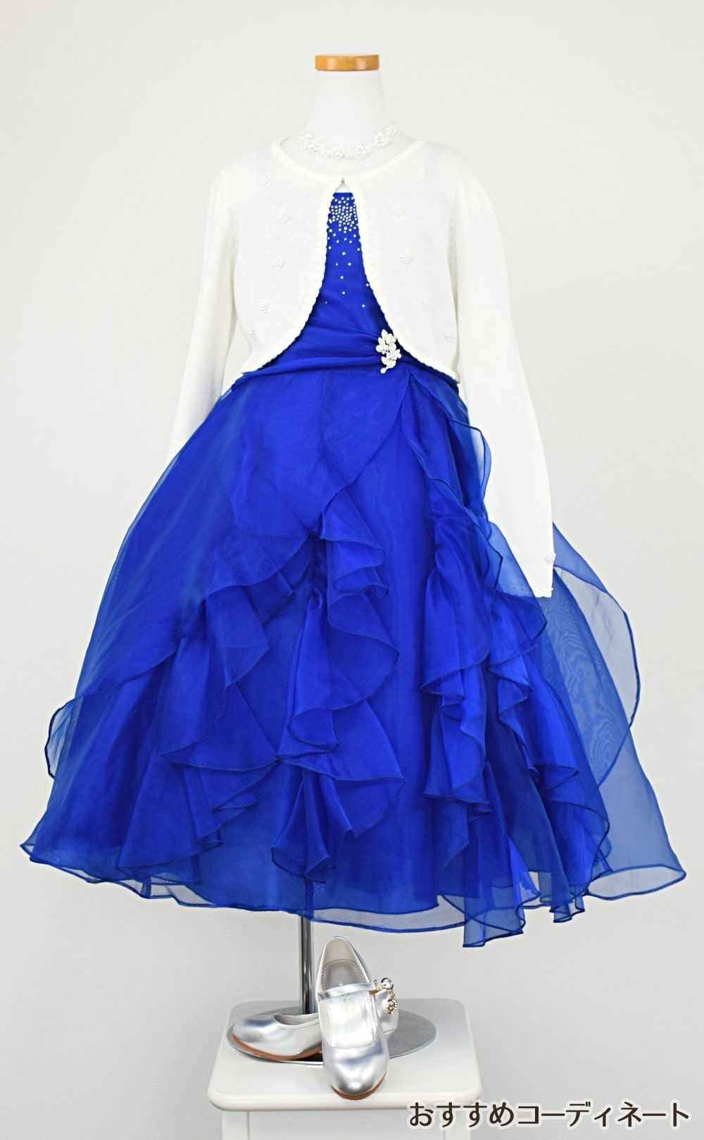 ピアノ発表会や結婚式にぴったりのブルーカラーの女の子用キッズドレス。シンプルで美しいシルエットが魅力のAngel's Closetの子供ドレス レンタル商品（【レンタル】ラインストーン＆オーガンジーレイヤードフリル子供ドレス(HC734)ロイヤルブルー）｜画像11