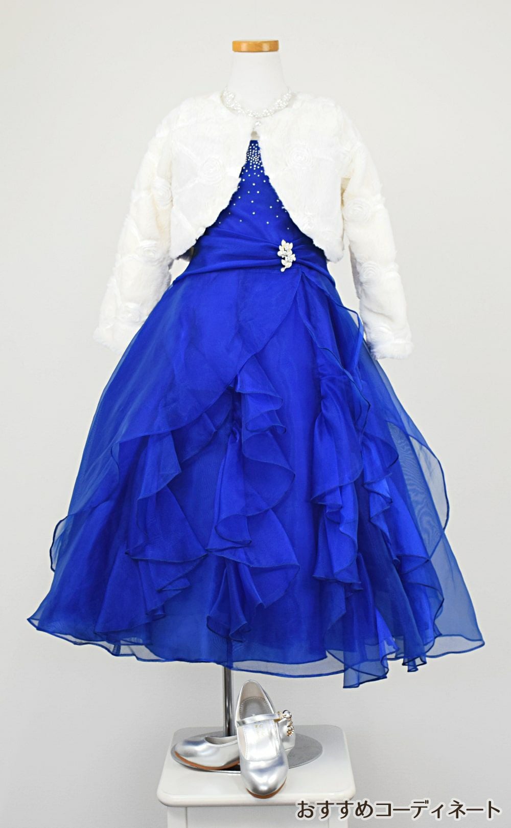 ピアノ発表会や結婚式にぴったりのブルーカラーの女の子用キッズドレス。シンプルで美しいシルエットが魅力のAngel's Closetの子供ドレス レンタル商品（【レンタル】ラインストーン＆オーガンジーレイヤードフリル子供ドレス(HC734)ロイヤルブルー）｜画像12