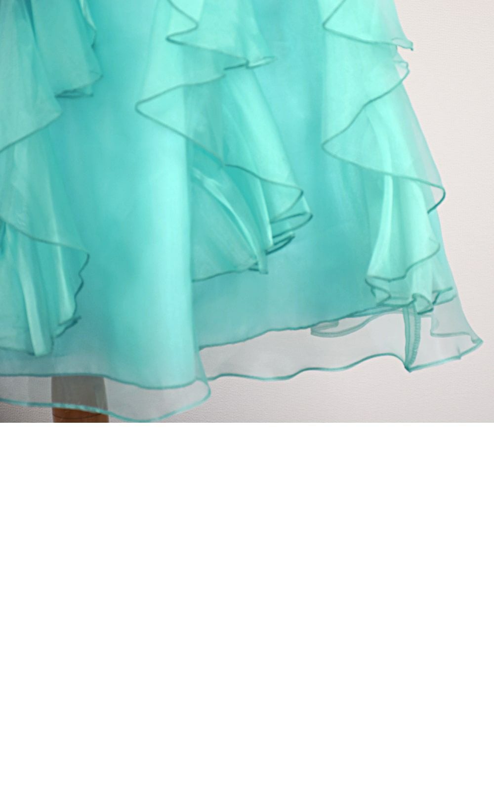 ピアノ発表会や結婚式にぴったりのブルーカラーの女の子用キッズドレス。シンプルで美しいシルエットが魅力のAngel's Closetの子供ドレス レンタル商品（【レンタル】ラインストーン＆オーガンジーレイヤードフリル子供ドレス(HC734)ティファニーブルー）｜画像6