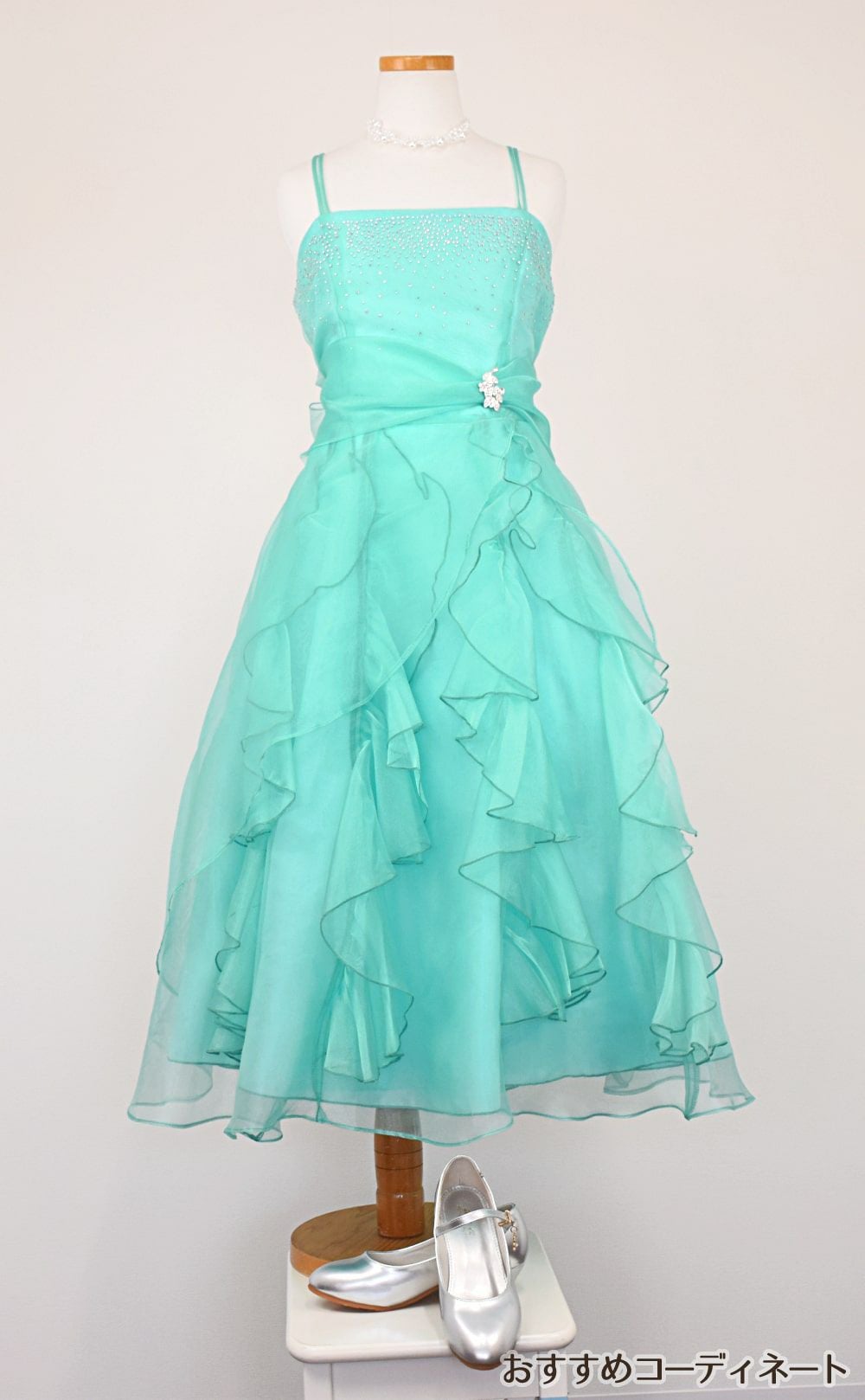 ピアノ発表会や結婚式にぴったりのブルーカラーの女の子用キッズドレス。シンプルで美しいシルエットが魅力のAngel's Closetの子供ドレス レンタル商品（【レンタル】ラインストーン＆オーガンジーレイヤードフリル子供ドレス(HC734)ティファニーブルー）｜画像9