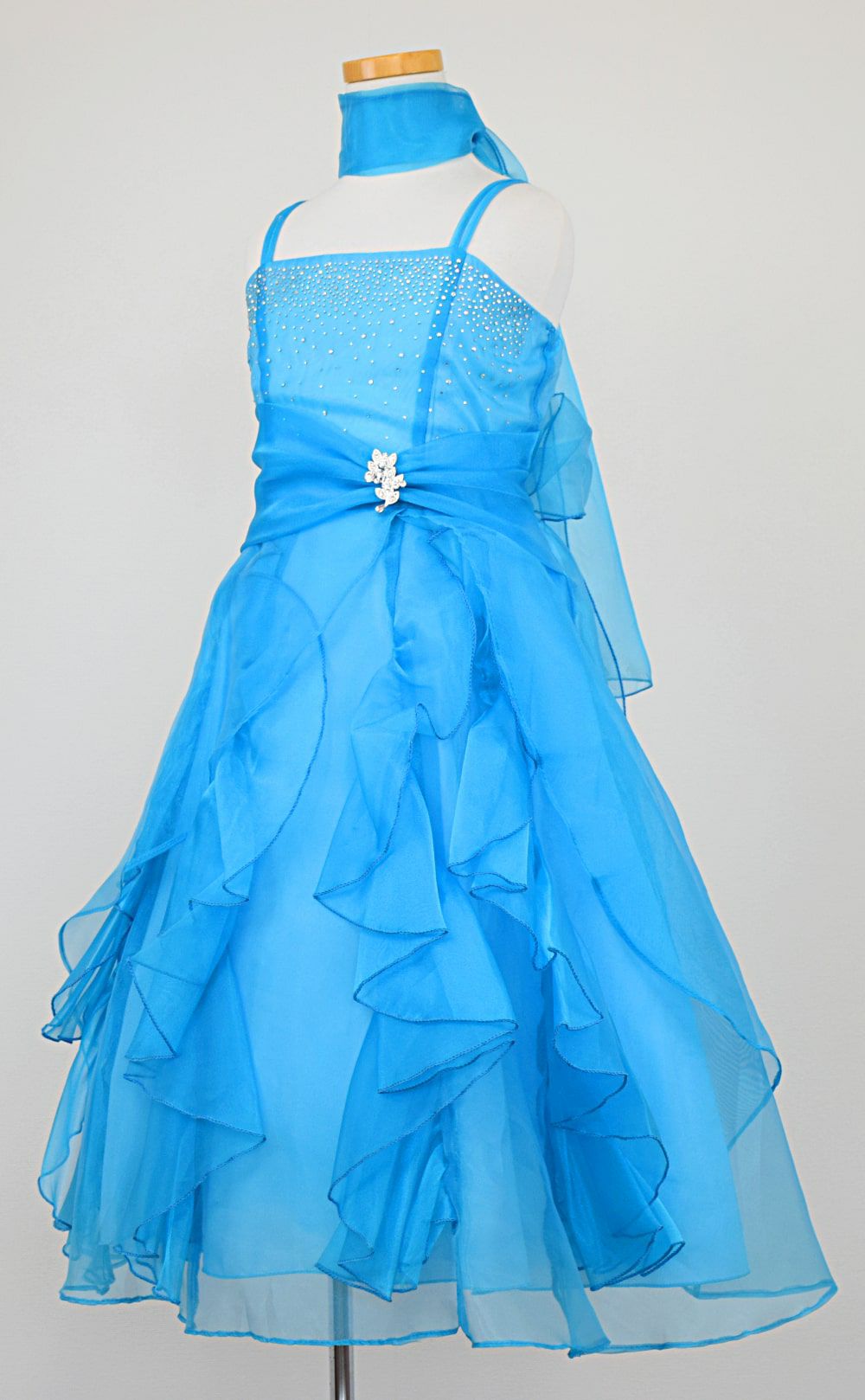 ピアノ発表会や結婚式にぴったりのカラーの女の子用キッズドレス。シンプルで美しいシルエットが魅力のAngel's Closetの子供ドレス レンタル商品（【レンタル】ラインストーン＆オーガンジーレイヤードフリル子供ドレス(HC734)ターコイズ）｜画像4