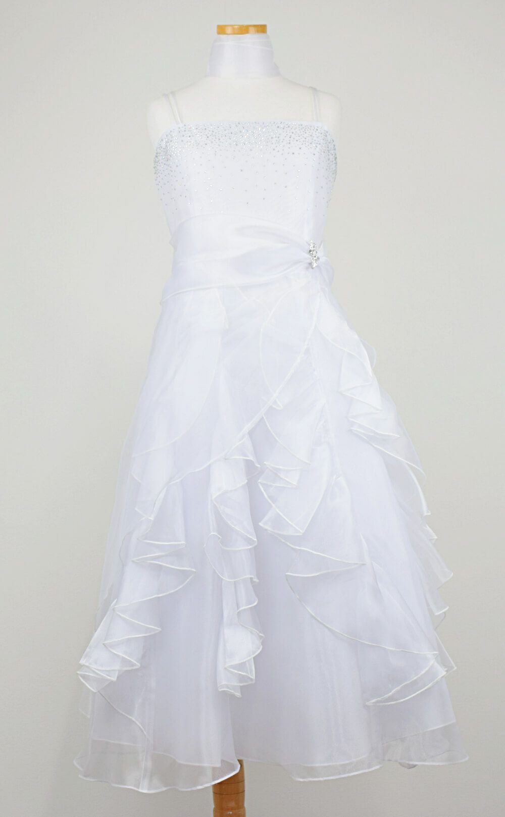 ピアノ発表会や結婚式にぴったりのホワイトカラーの女の子用キッズドレス。シンプルで美しいシルエットが魅力のAngel's Closetの子供ドレス レンタル商品（【レンタル】ラインストーン＆オーガンジーレイヤードフリル子供ドレス(HC734)ホワイト）｜画像3