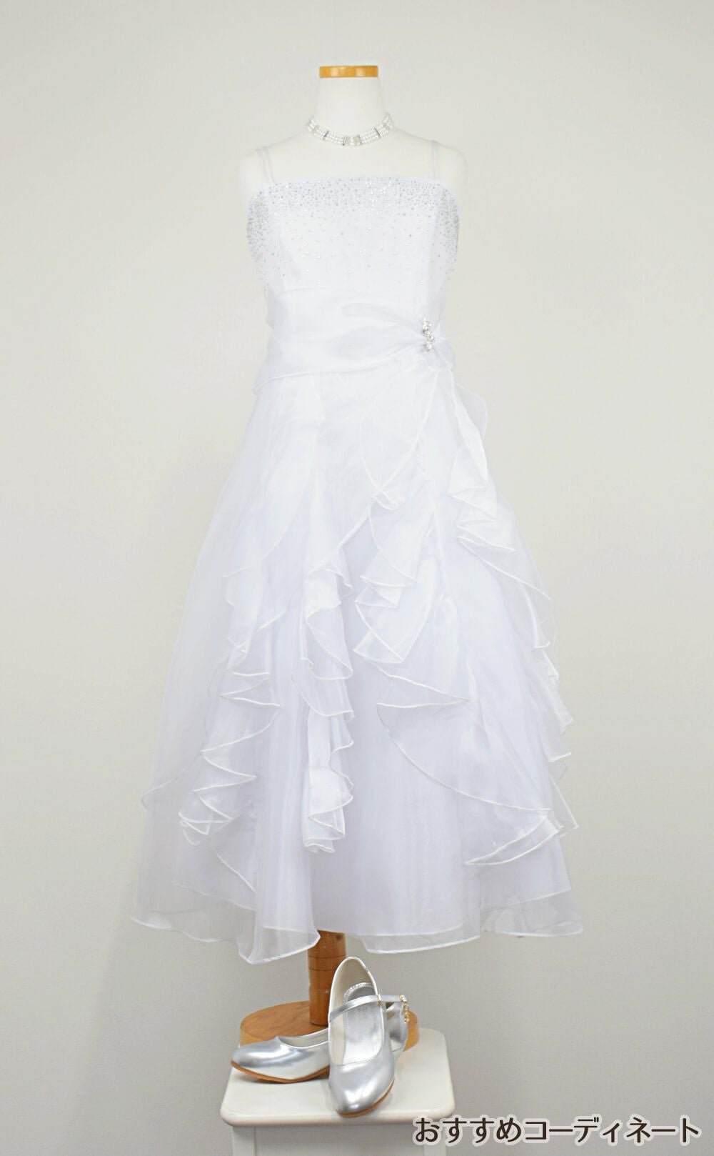 ピアノ発表会や結婚式にぴったりのホワイトカラーの女の子用キッズドレス。シンプルで美しいシルエットが魅力のAngel's Closetの子供ドレス レンタル商品（【レンタル】ラインストーン＆オーガンジーレイヤードフリル子供ドレス(HC734)ホワイト）｜画像9