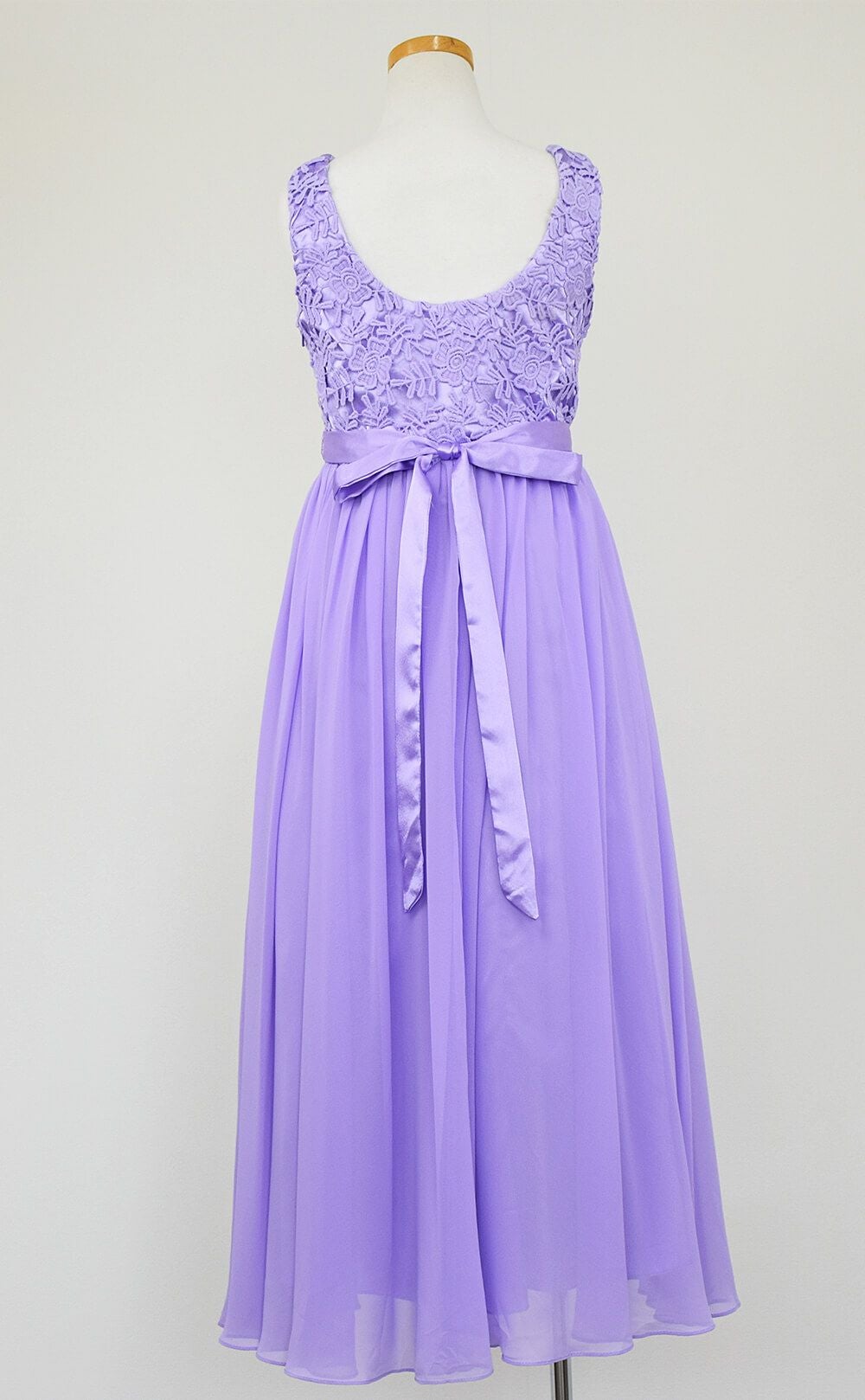 ピアノ発表会や結婚式にぴったりのライラックカラーの女の子用キッズドレス。シンプルで美しいシルエットが魅力のAngel's Closetの子供ドレス レンタル商品（【レンタル】エレガント3Dレースシフォンロング子供ドレス(CDC5006)ライラック）｜画像5