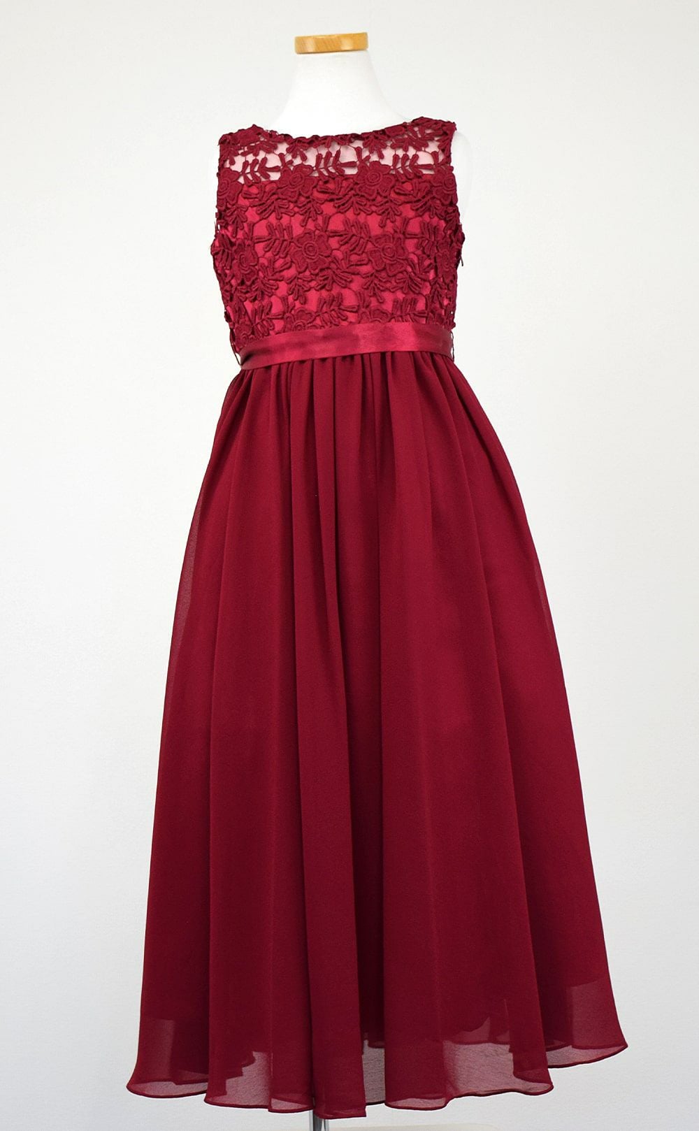 ピアノ発表会や結婚式にぴったりのカラーの女の子用キッズドレス。シンプルで美しいシルエットが魅力のAngel's Closetの子供ドレス レンタル商品（【レンタル】エレガント3Dレースシフォンロング子供ドレス(CDC5006)バーガンディー）｜画像3