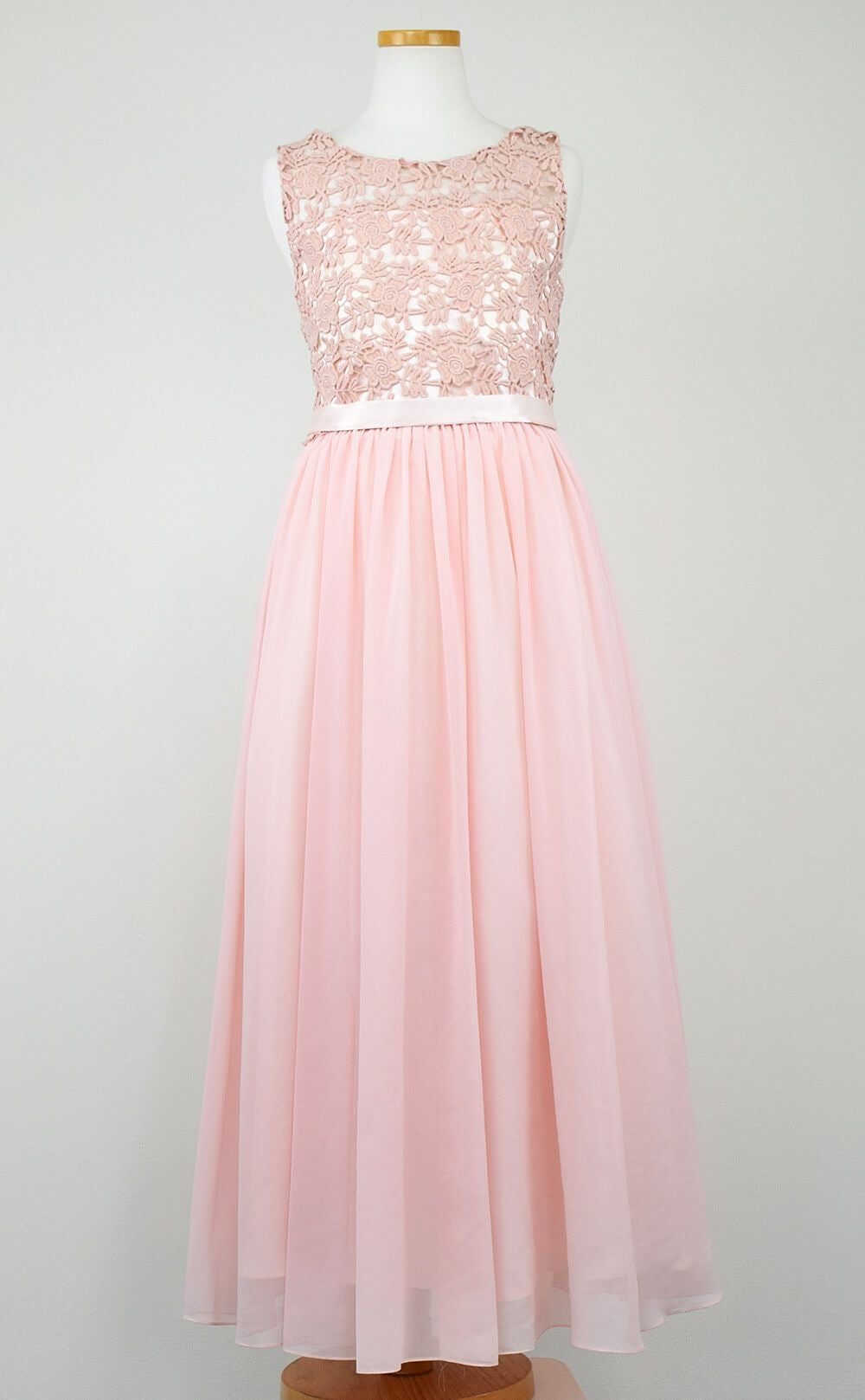 ピアノ発表会や結婚式にぴったりのカラーの女の子用キッズドレス。シンプルで美しいシルエットが魅力のAngel's Closetの子供ドレス レンタル商品（【レンタル】エレガント3Dレースシフォンロング子供ドレス(CDC5006)ブラッシュ）｜画像3