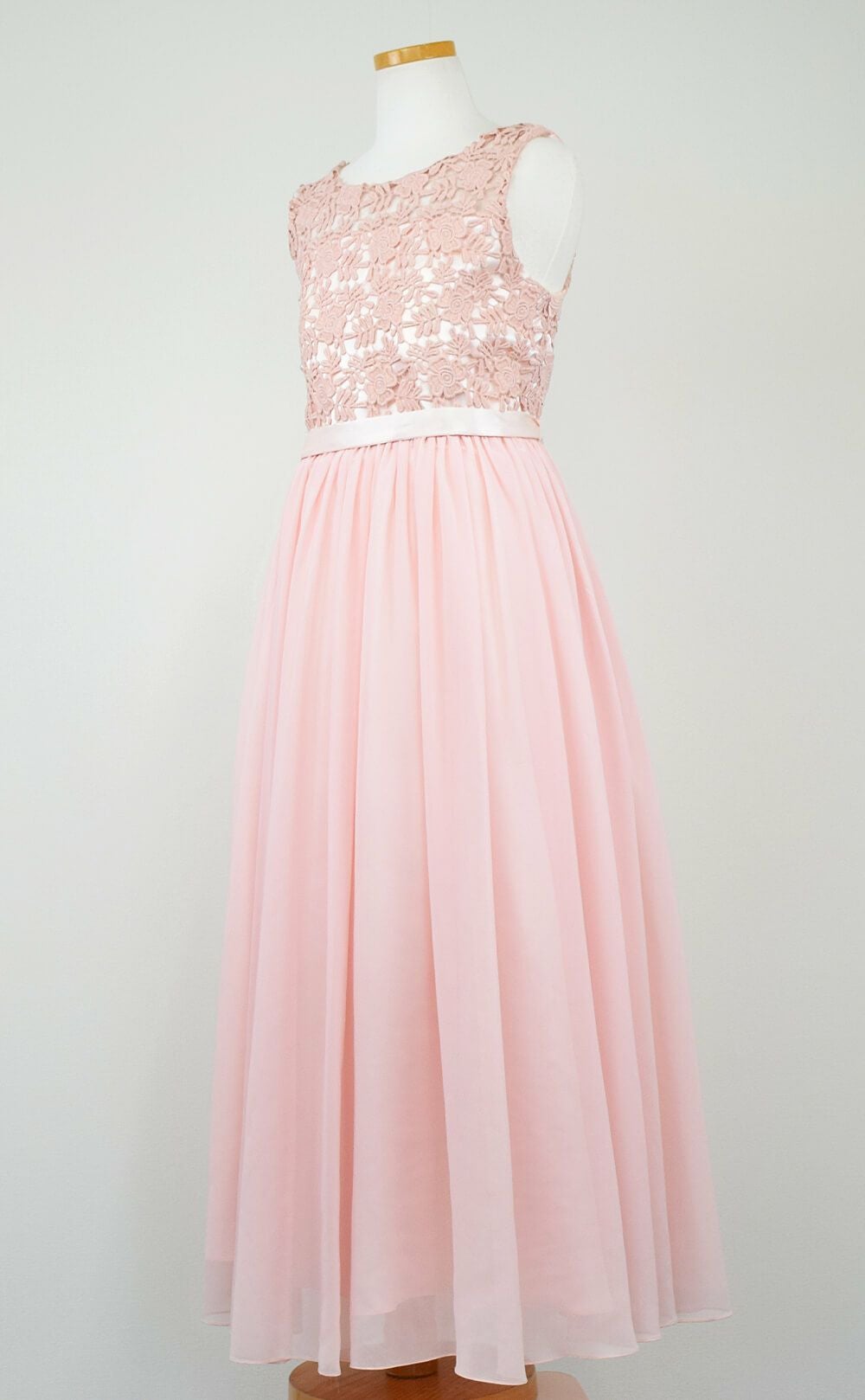 ピアノ発表会や結婚式にぴったりのカラーの女の子用キッズドレス。シンプルで美しいシルエットが魅力のAngel's Closetの子供ドレス レンタル商品（【レンタル】エレガント3Dレースシフォンロング子供ドレス(CDC5006)ブラッシュ）｜画像4