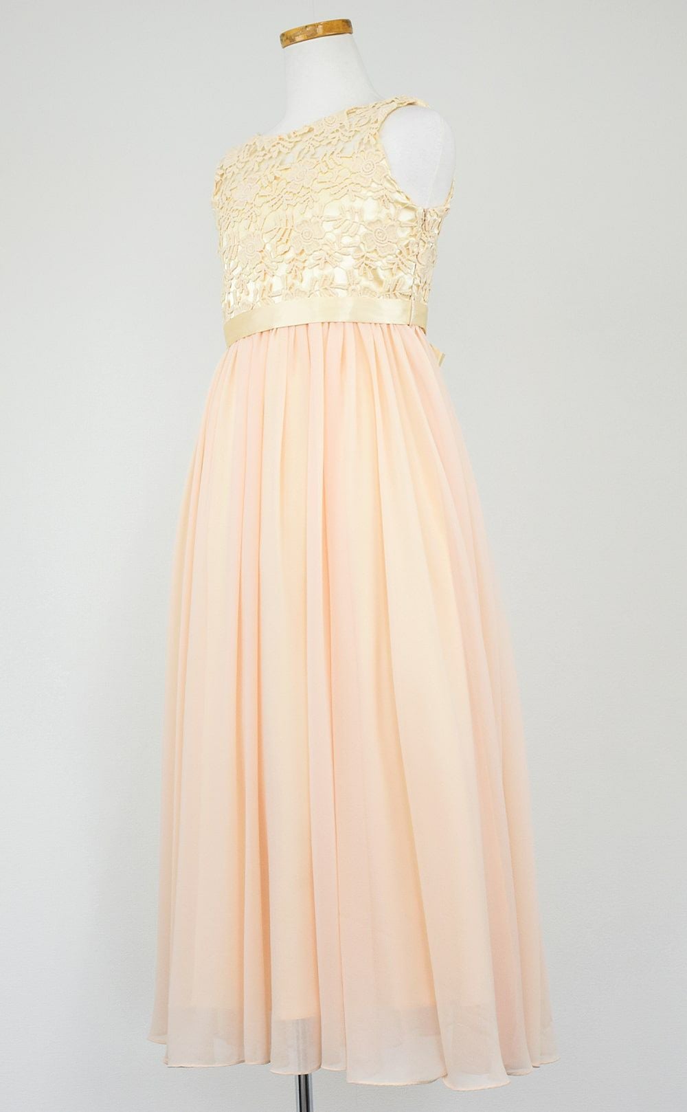 ピアノ発表会や結婚式にぴったりのカラーの女の子用キッズドレス。シンプルで美しいシルエットが魅力のAngel's Closetの子供ドレス レンタル商品（【レンタル】エレガント3Dレースシフォンロング子供ドレス(CDC5006)シャンパン）｜画像4