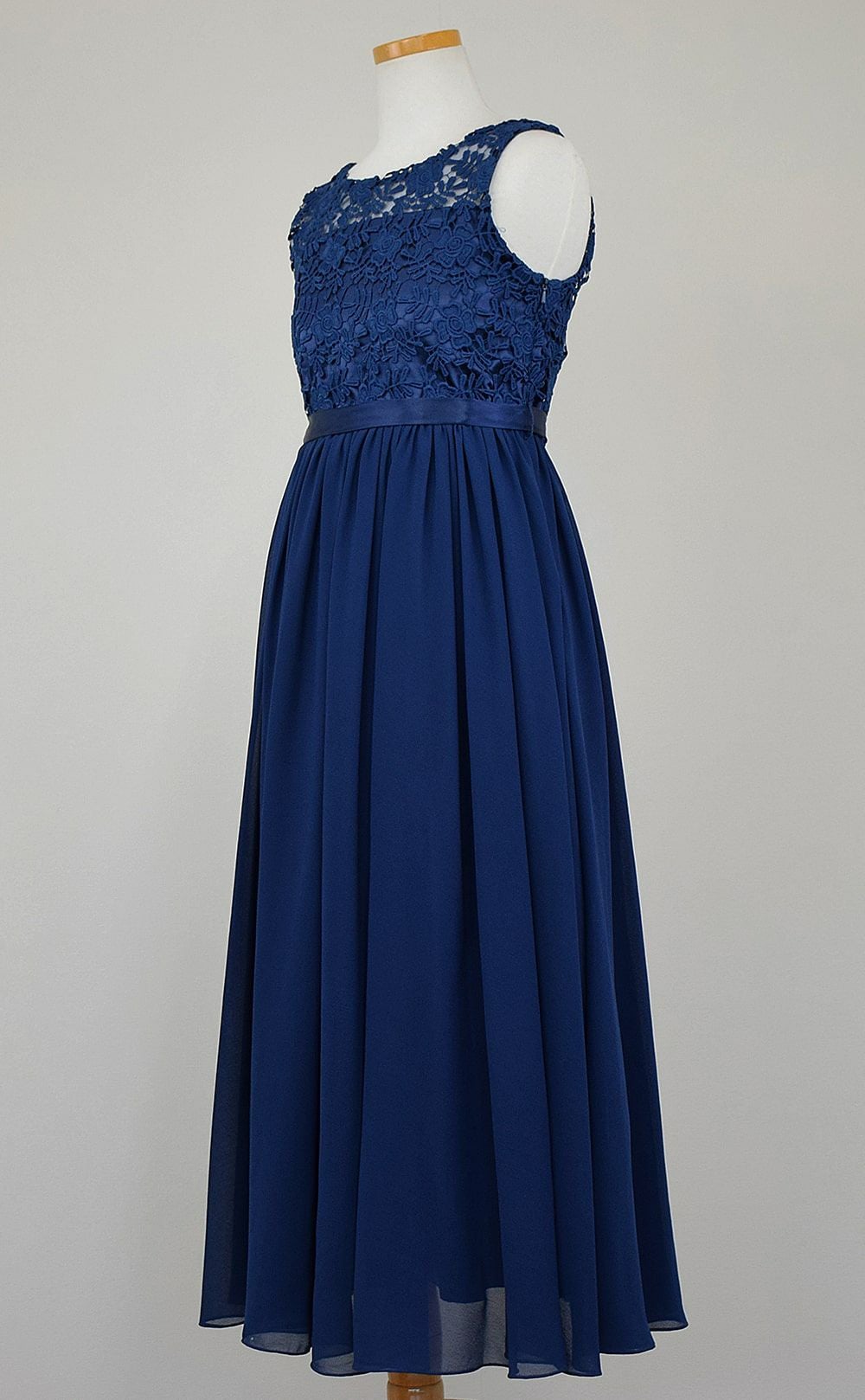 ピアノ発表会や結婚式にぴったりのネイビーカラーの女の子用キッズドレス。シンプルで美しいシルエットが魅力のAngel's Closetの子供ドレス レンタル商品（【レンタル】エレガント3Dレースシフォンロング子供ドレス(CDC5006)ネイビー）｜画像4