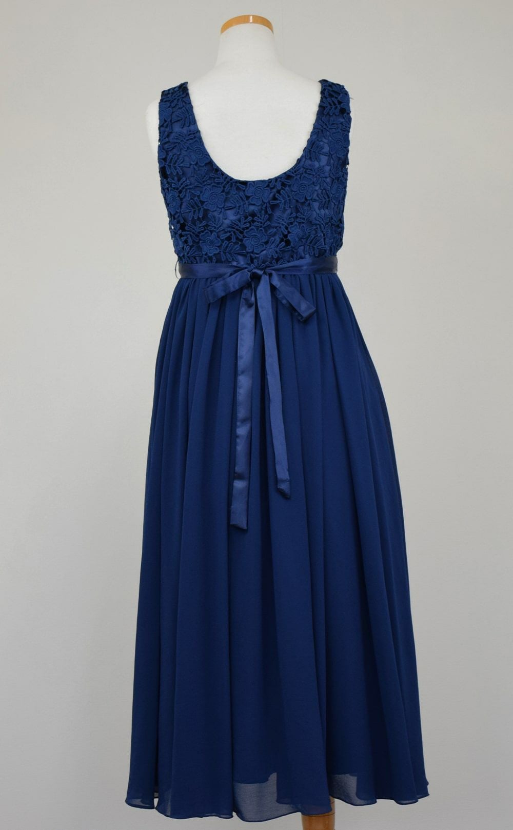 ピアノ発表会や結婚式にぴったりのネイビーカラーの女の子用キッズドレス。シンプルで美しいシルエットが魅力のAngel's Closetの子供ドレス レンタル商品（【レンタル】エレガント3Dレースシフォンロング子供ドレス(CDC5006)ネイビー）｜画像5