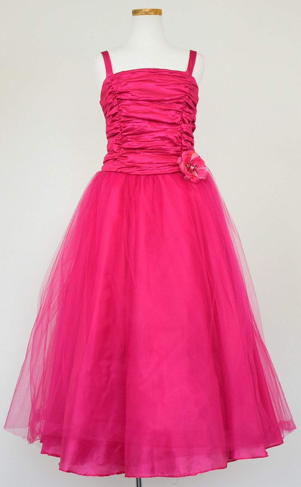 ピアノ発表会や結婚式にぴったりのカラーの女の子用キッズドレス。シンプルで美しいシルエットが魅力のAngel's Closetの子供ドレス レンタル商品（【レンタル】クリンクルタフタ＆チュールロング子供ドレス（コルセットバック）(CDC4001)フクシア）｜画像3