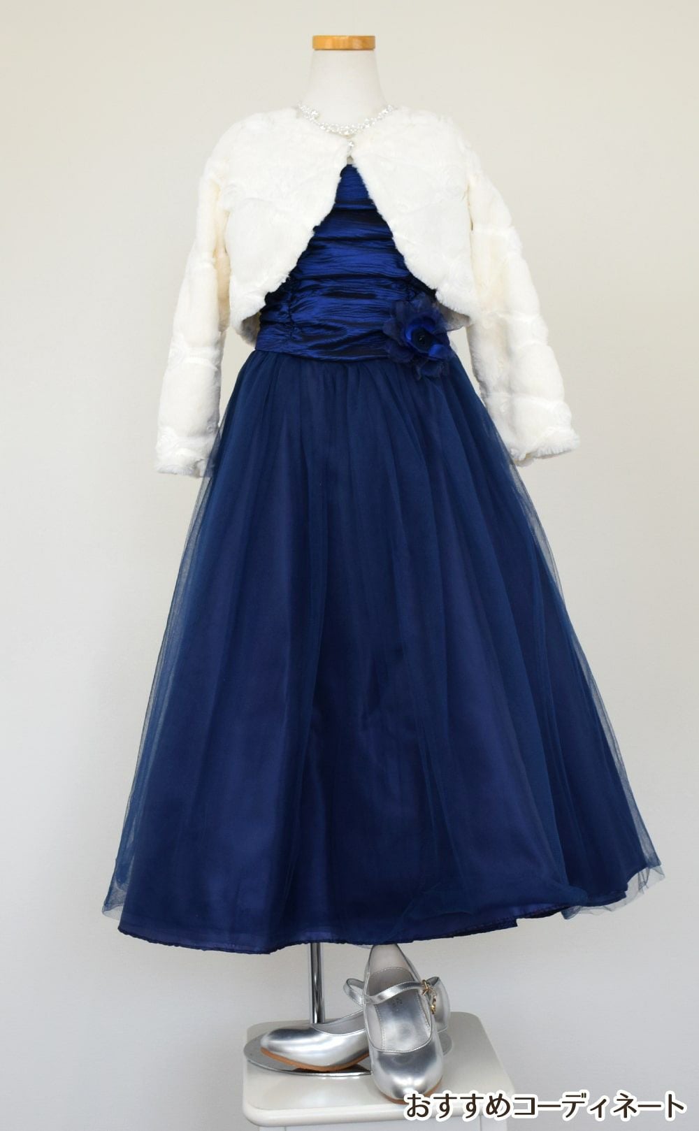 ピアノ発表会や結婚式にぴったりのネイビーカラーの女の子用キッズドレス。シンプルで美しいシルエットが魅力のAngel's Closetの子供ドレス レンタル商品（【レンタル】クリンクルタフタ＆チュールロング子供ドレス（コルセットバック）(CDC4001)ネイビー）｜画像12