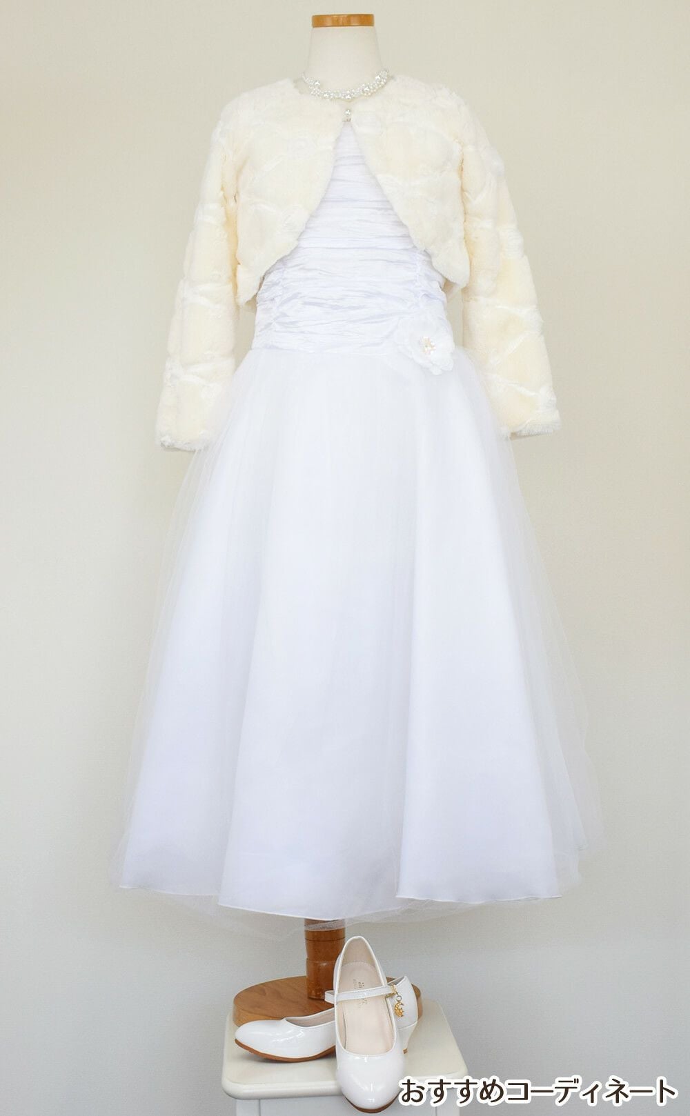 ピアノ発表会や結婚式にぴったりのホワイトカラーの女の子用キッズドレス。シンプルで美しいシルエットが魅力のAngel's Closetの子供ドレス レンタル商品（【レンタル】クリンクルタフタ＆チュールロング子供ドレス（コルセットバック）(CDC4001)ホワイト）｜画像12