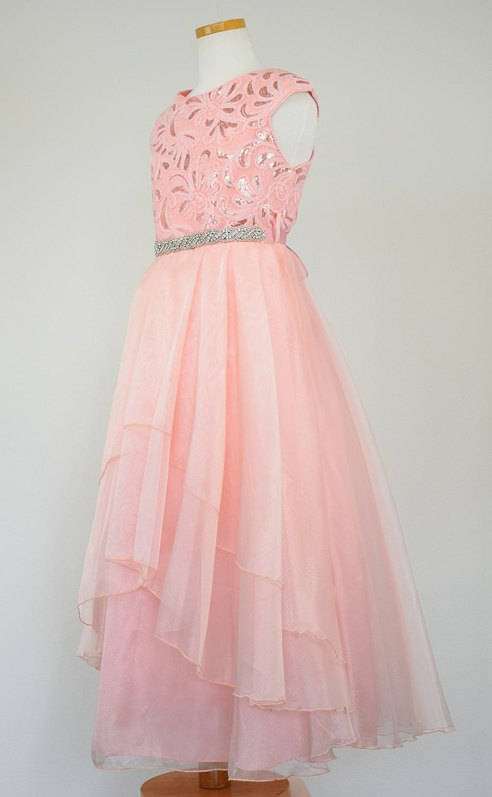 ピアノ発表会や結婚式にぴったりのピンクカラーの女の子用キッズドレス。シンプルで美しいシルエットが魅力のAngel's Closetの子供ドレス レンタル商品（【レンタル】スパークリートップ＆オーガンジーレイヤー子供ドレス(JK3811)ブラッシュピンク）｜画像4