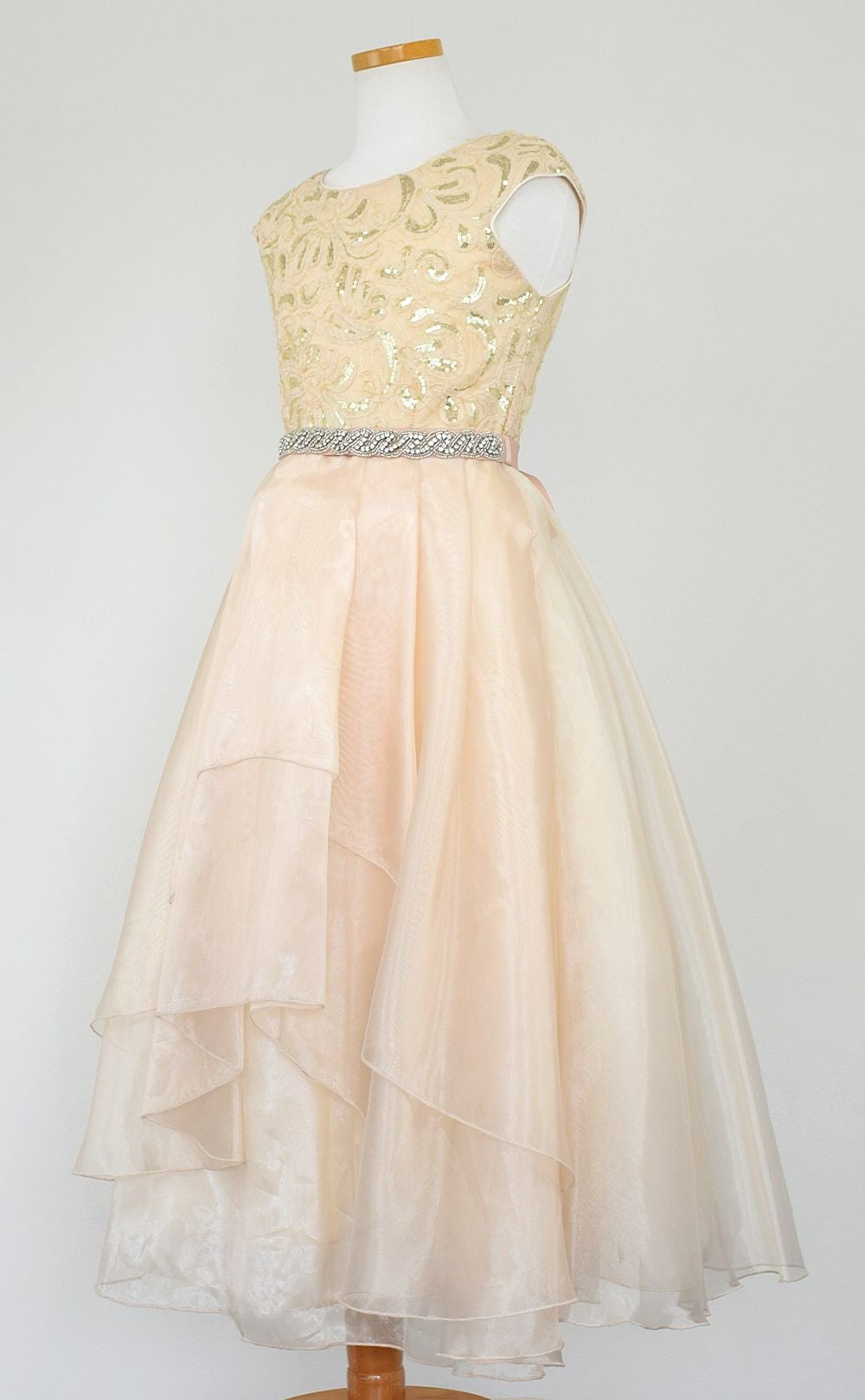 ピアノ発表会や結婚式にぴったりのカラーの女の子用キッズドレス。シンプルで美しいシルエットが魅力のAngel's Closetの子供ドレス レンタル商品（【レンタル】スパークリートップ＆オーガンジーレイヤー子供ドレス(JK3811)タープ）｜画像4