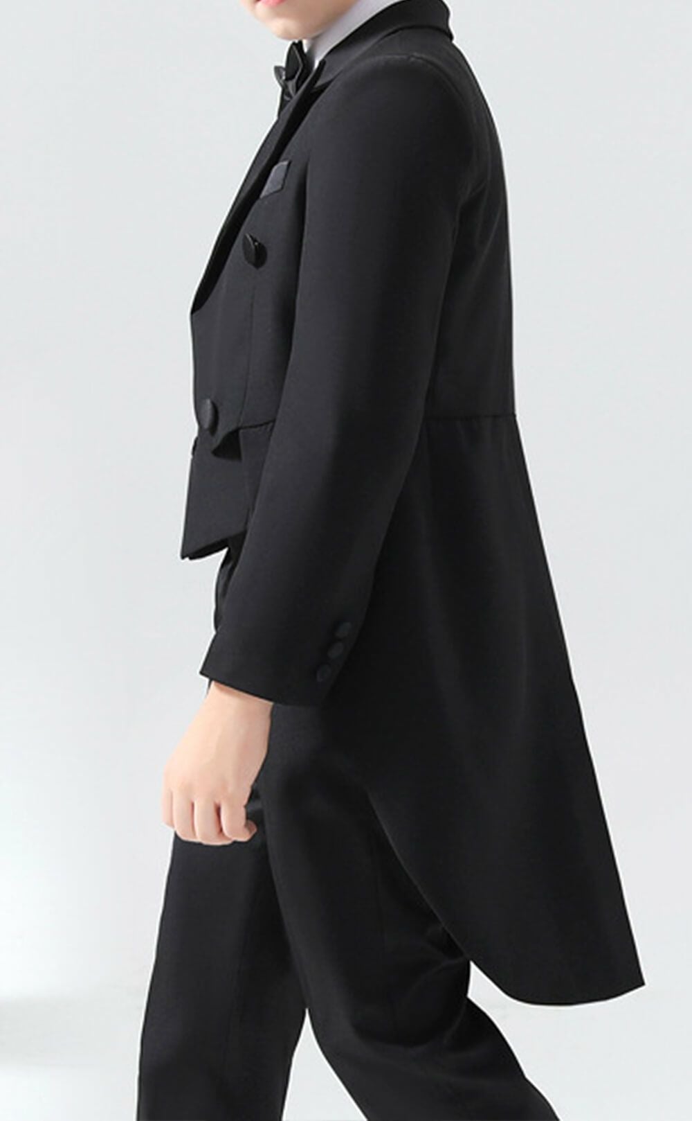 発表会やコンクールにぴったりのカラーの男の子用フォーマルスーツ。シンプルで美しいシルエットが魅力のAngel's Closetの子供フォーマル レンタル商品（【レンタル】ベスト付きスマートタキシード燕尾(YP154)）｜画像4