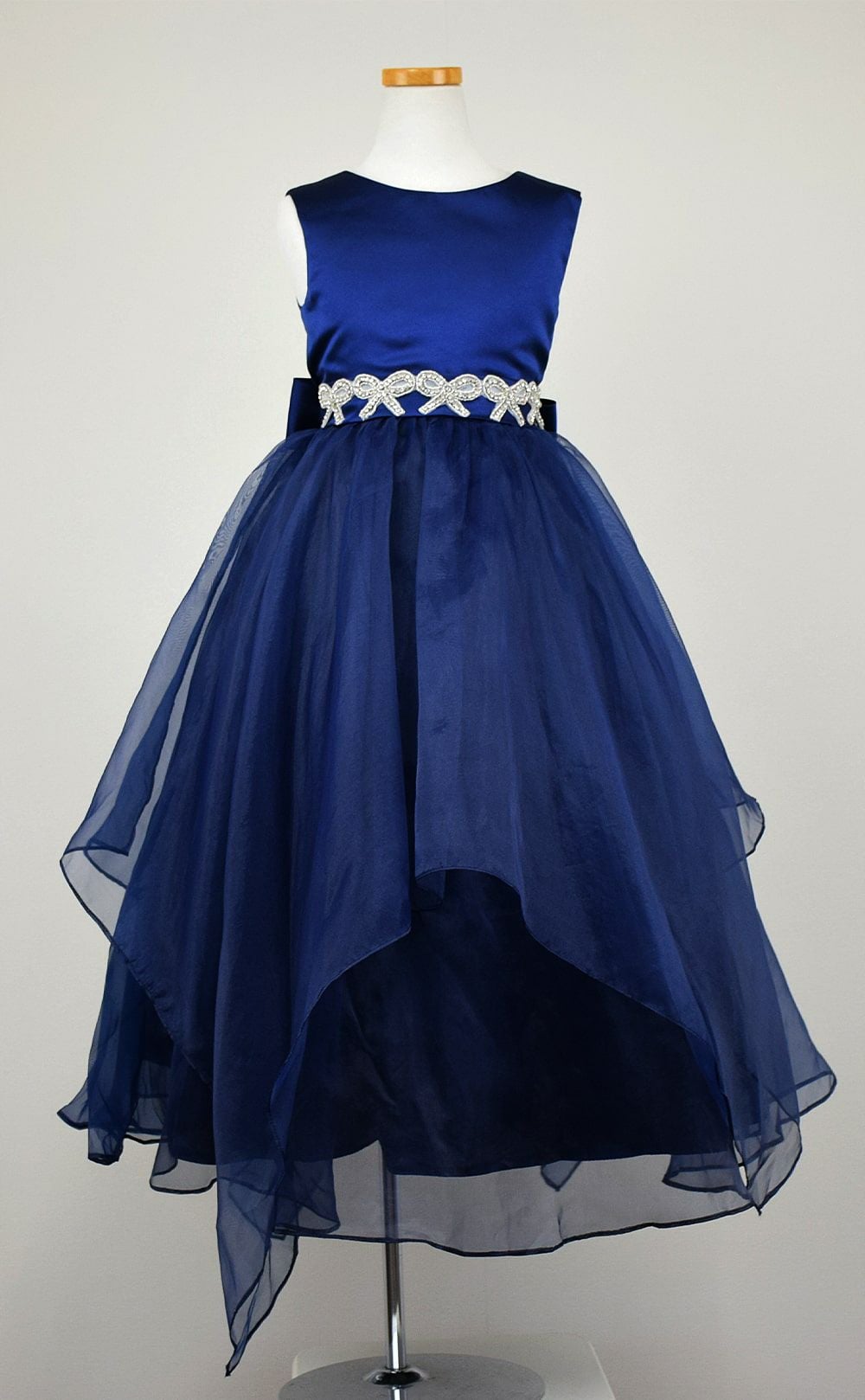 ピアノ発表会や結婚式にぴったりのネイビーカラーの女の子用キッズドレス。シンプルで美しいシルエットが魅力のAngel's Closetの子供ドレス レンタル商品（【レンタル】リボンビーズ刺繍＆フェミニンオーガンジーロング子供ドレス(YP155)ネイビー）｜画像3