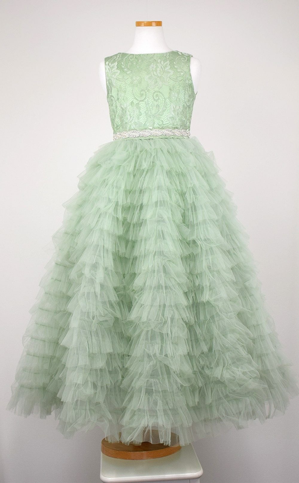 ピアノ発表会や結婚式にぴったりのカラーの女の子用キッズドレス。シンプルで美しいシルエットが魅力のAngel's Closetの子供ドレス レンタル商品（【レンタル】ボタニカルレース＆ラインストーンベルトティアードチュール子供ドレス(YP156)セージ）｜画像3