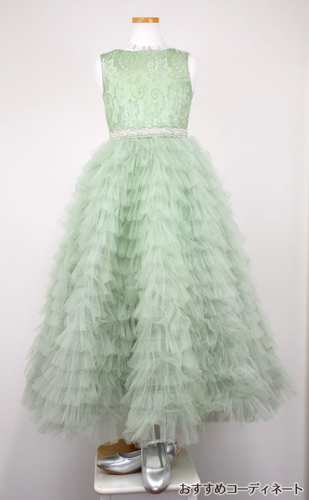 ピアノ発表会や結婚式にぴったりのカラーの女の子用キッズドレス。シンプルで美しいシルエットが魅力のAngel's Closetの子供ドレス レンタル商品（【レンタル】ボタニカルレース＆ラインストーンベルトティアードチュール子供ドレス(YP156)セージ）｜画像9