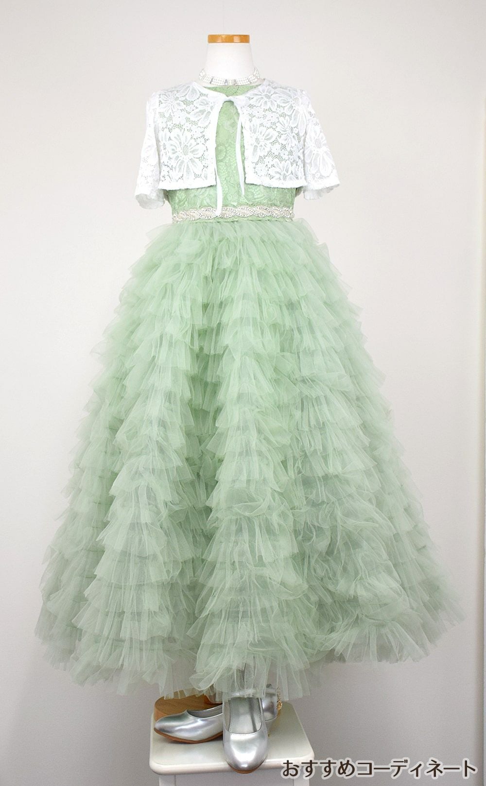 ピアノ発表会や結婚式にぴったりのカラーの女の子用キッズドレス。シンプルで美しいシルエットが魅力のAngel's Closetの子供ドレス レンタル商品（【レンタル】ボタニカルレース＆ラインストーンベルトティアードチュール子供ドレス(YP156)セージ）｜画像10