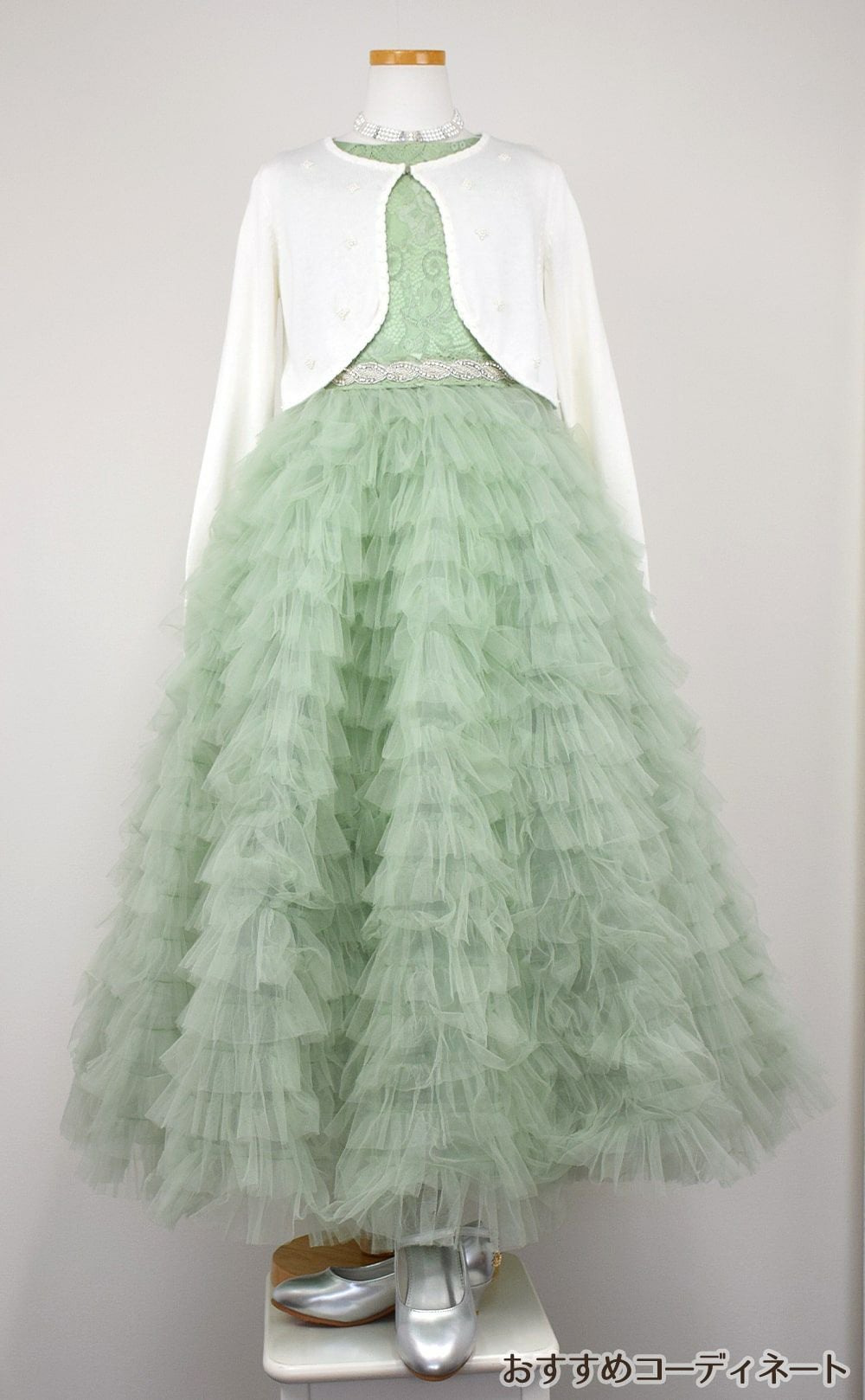 ピアノ発表会や結婚式にぴったりのカラーの女の子用キッズドレス。シンプルで美しいシルエットが魅力のAngel's Closetの子供ドレス レンタル商品（【レンタル】ボタニカルレース＆ラインストーンベルトティアードチュール子供ドレス(YP156)セージ）｜画像11