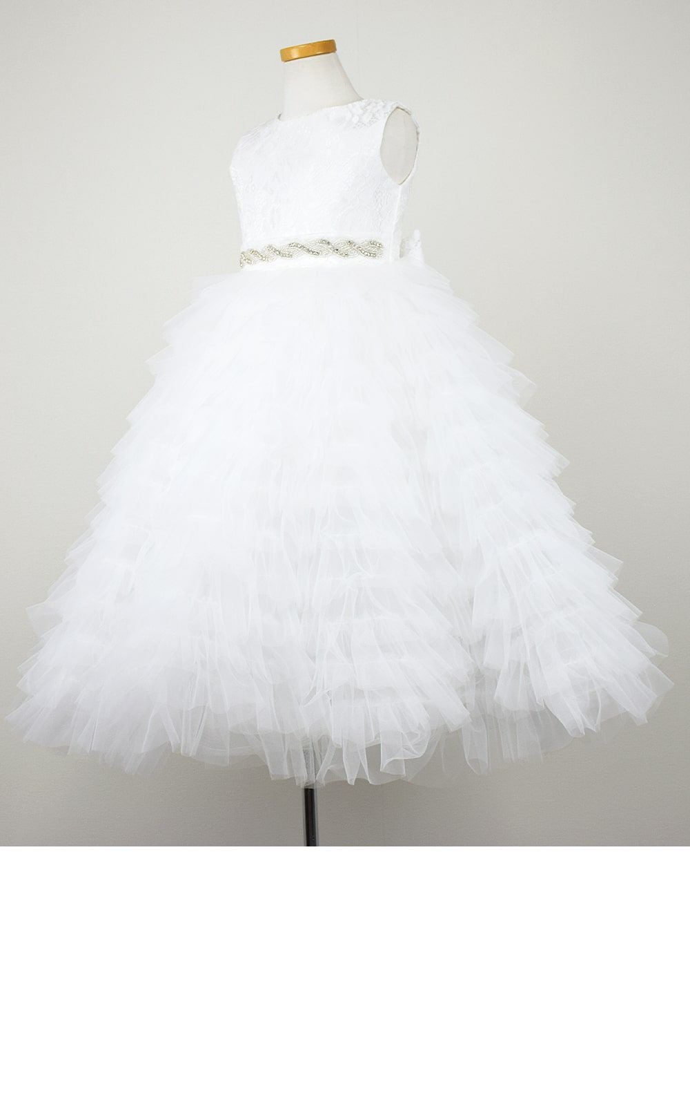 ピアノ発表会や結婚式にぴったりのホワイトカラーの女の子用キッズドレス。シンプルで美しいシルエットが魅力のAngel's Closetの子供ドレス レンタル商品（【レンタル】ボタニカルレース＆ラインストーンベルトティアードチュール子供ドレス(YP156)ホワイト）｜画像4