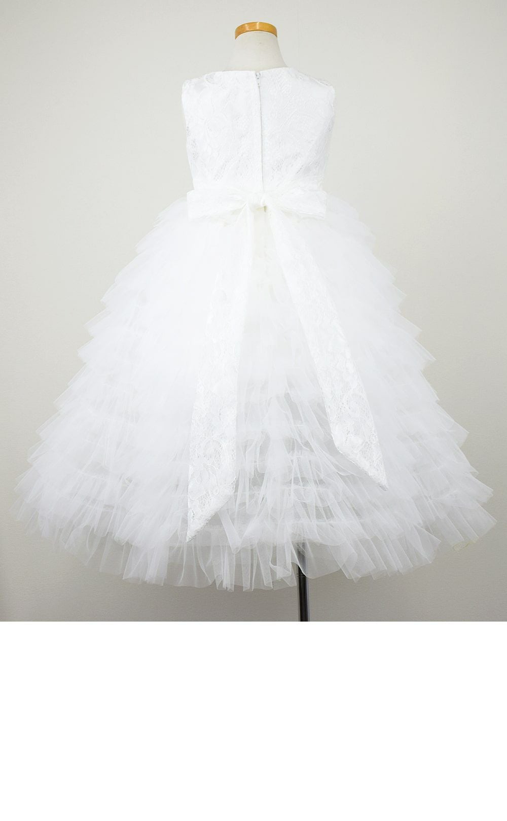 ピアノ発表会や結婚式にぴったりのホワイトカラーの女の子用キッズドレス。シンプルで美しいシルエットが魅力のAngel's Closetの子供ドレス レンタル商品（【レンタル】ボタニカルレース＆ラインストーンベルトティアードチュール子供ドレス(YP156)ホワイト）｜画像5