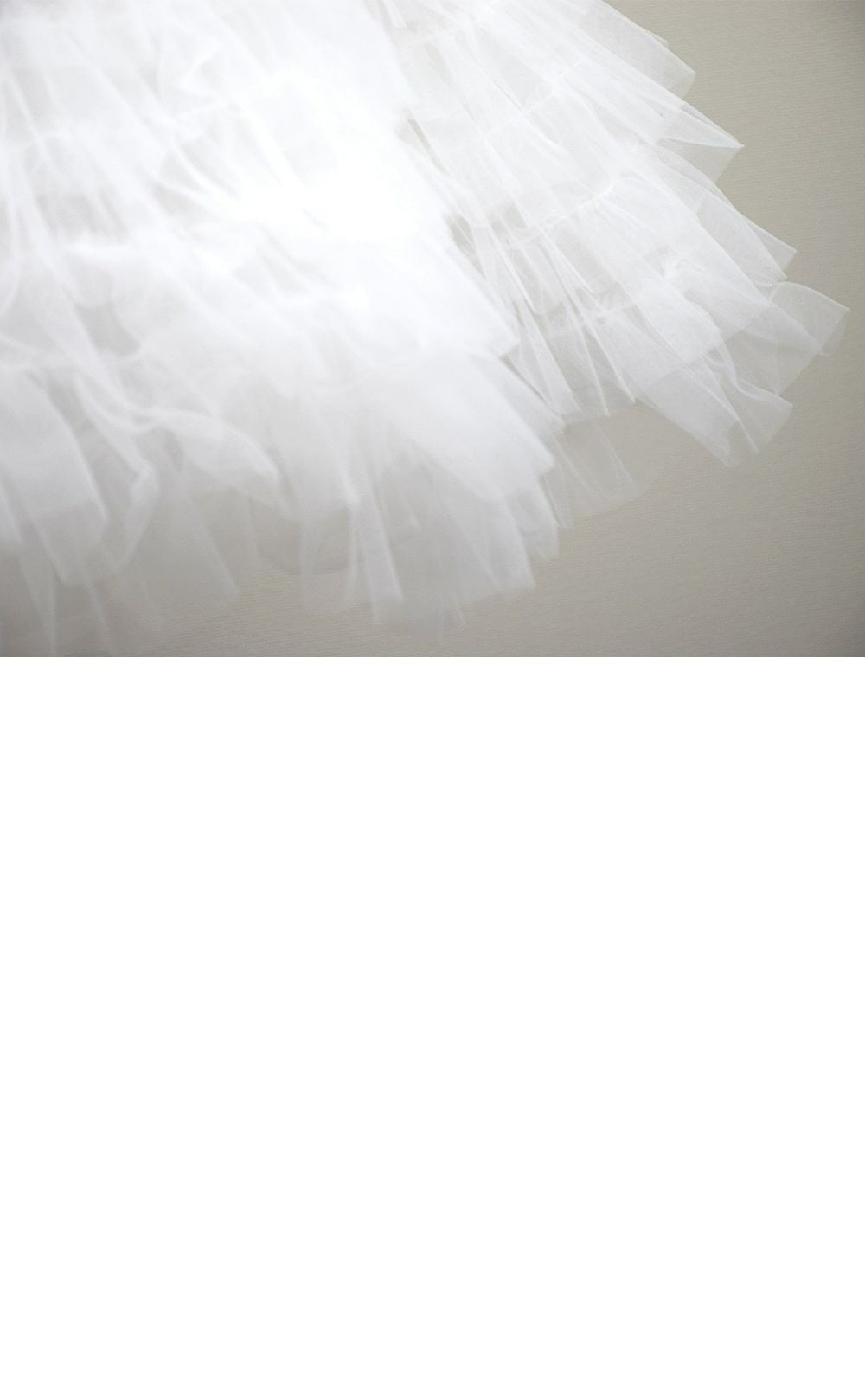 ピアノ発表会や結婚式にぴったりのホワイトカラーの女の子用キッズドレス。シンプルで美しいシルエットが魅力のAngel's Closetの子供ドレス レンタル商品（【レンタル】ボタニカルレース＆ラインストーンベルトティアードチュール子供ドレス(YP156)ホワイト）｜画像6