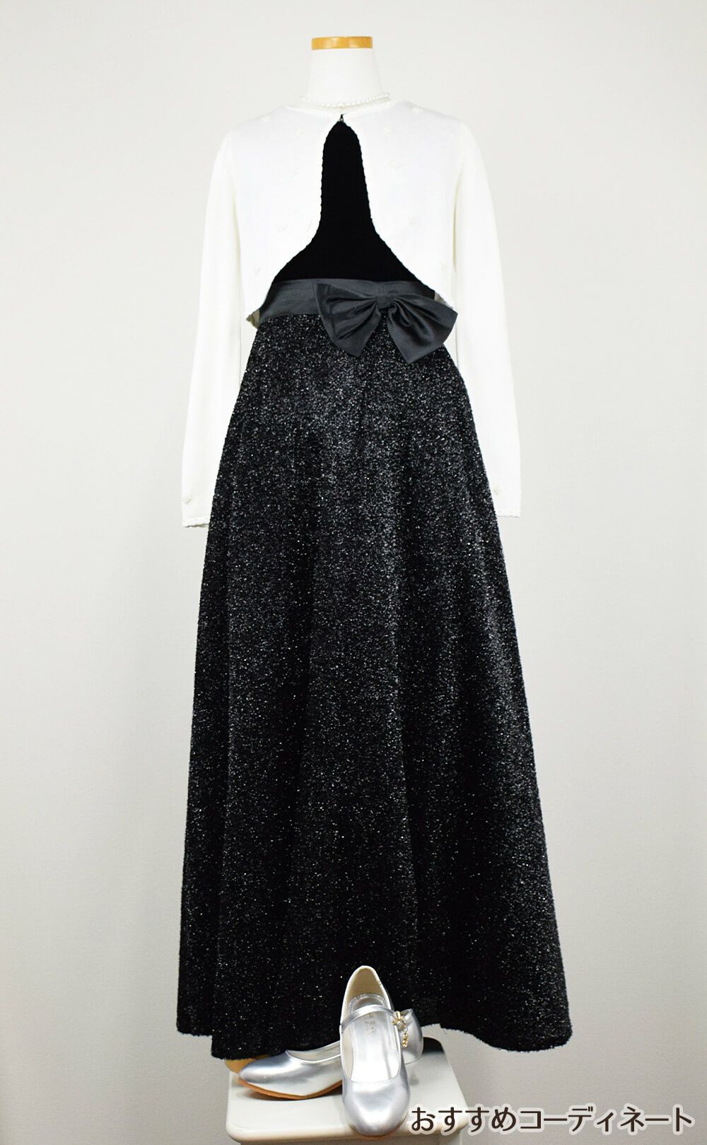 ピアノ発表会や結婚式にぴったりのブラックカラーの女の子用キッズドレス。シンプルで美しいシルエットが魅力のAngel's Closetの子供ドレス レンタル商品（【レンタル】ブラックベルベット＆煌めくＡラインロングドレス※ウエストリボン結び型(YP157)ブラック）｜画像11