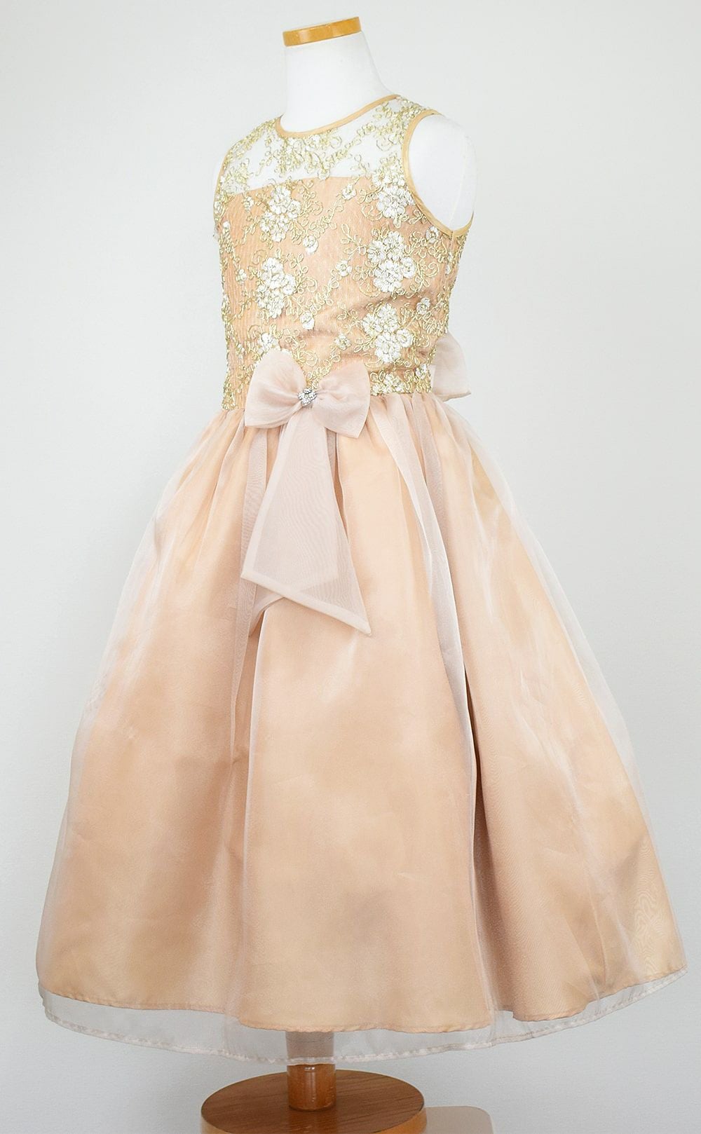 ピアノ発表会や結婚式にぴったりのカラーの女の子用キッズドレス。シンプルで美しいシルエットが魅力のAngel's Closetの子供ドレス レンタル商品（【レンタル】レース＆メタル刺繍オーガンジー子供ドレス（リボンコサージュ付）(CC2461)シャンパン）｜画像4