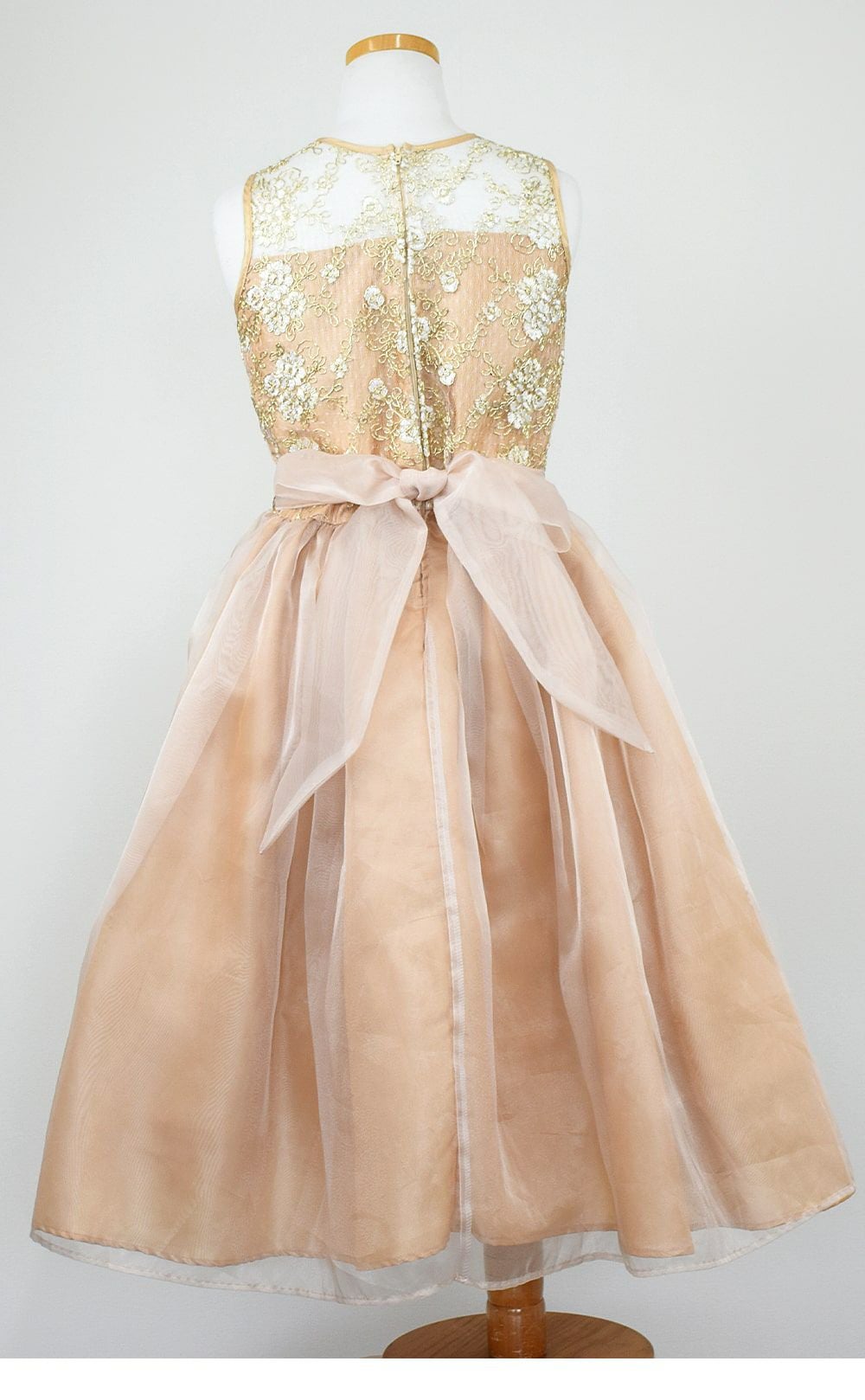 ピアノ発表会や結婚式にぴったりのカラーの女の子用キッズドレス。シンプルで美しいシルエットが魅力のAngel's Closetの子供ドレス レンタル商品（【レンタル】レース＆メタル刺繍オーガンジー子供ドレス（リボンコサージュ付）(CC2461)シャンパン）｜画像5