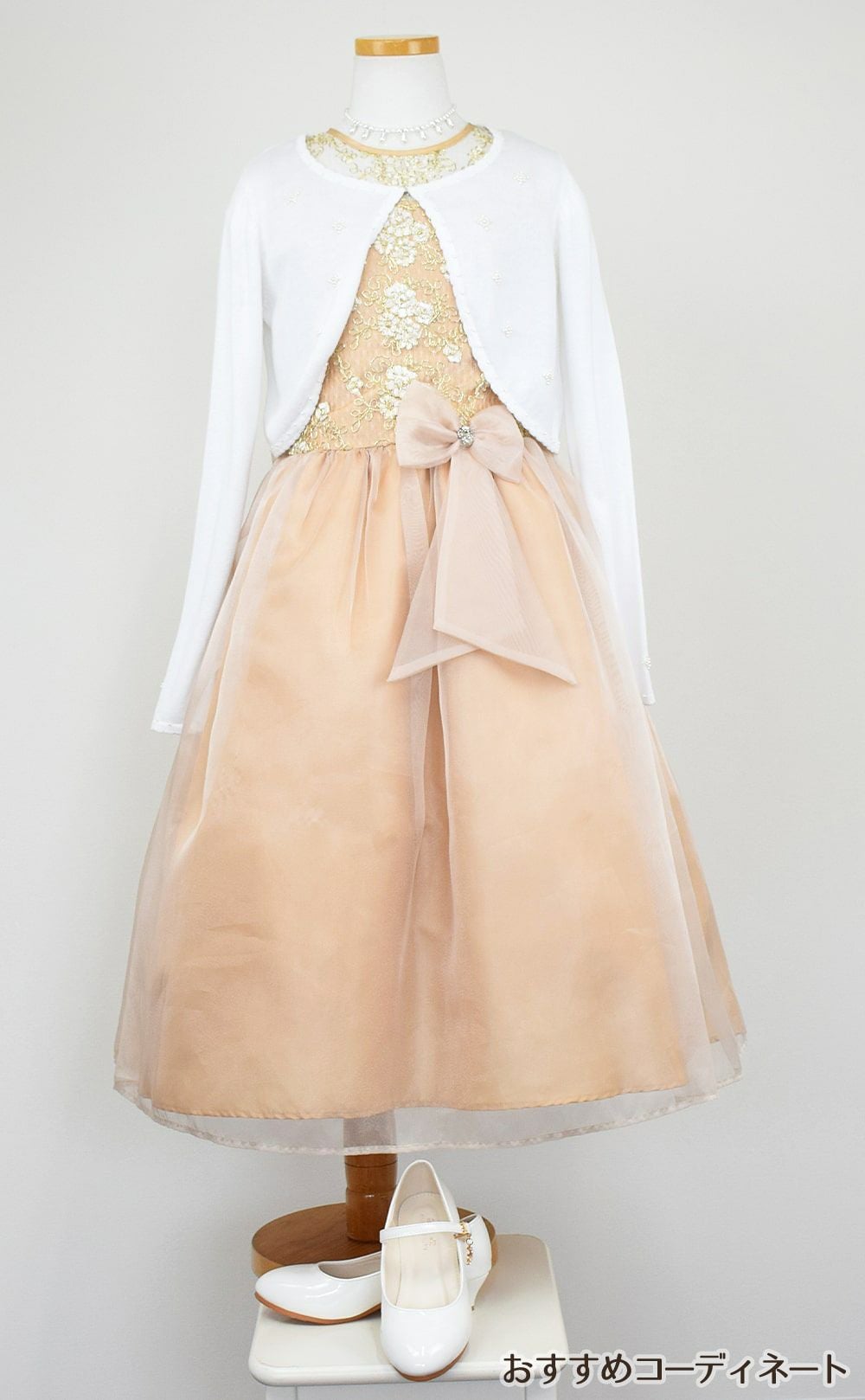 ピアノ発表会や結婚式にぴったりのカラーの女の子用キッズドレス。シンプルで美しいシルエットが魅力のAngel's Closetの子供ドレス レンタル商品（【レンタル】レース＆メタル刺繍オーガンジー子供ドレス（リボンコサージュ付）(CC2461)シャンパン）｜画像10