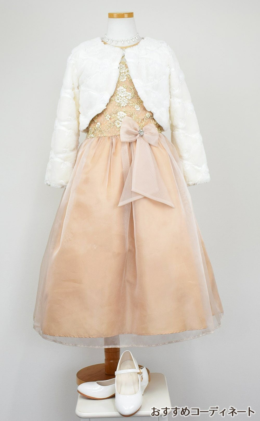 ピアノ発表会や結婚式にぴったりのカラーの女の子用キッズドレス。シンプルで美しいシルエットが魅力のAngel's Closetの子供ドレス レンタル商品（【レンタル】レース＆メタル刺繍オーガンジー子供ドレス（リボンコサージュ付）(CC2461)シャンパン）｜画像11