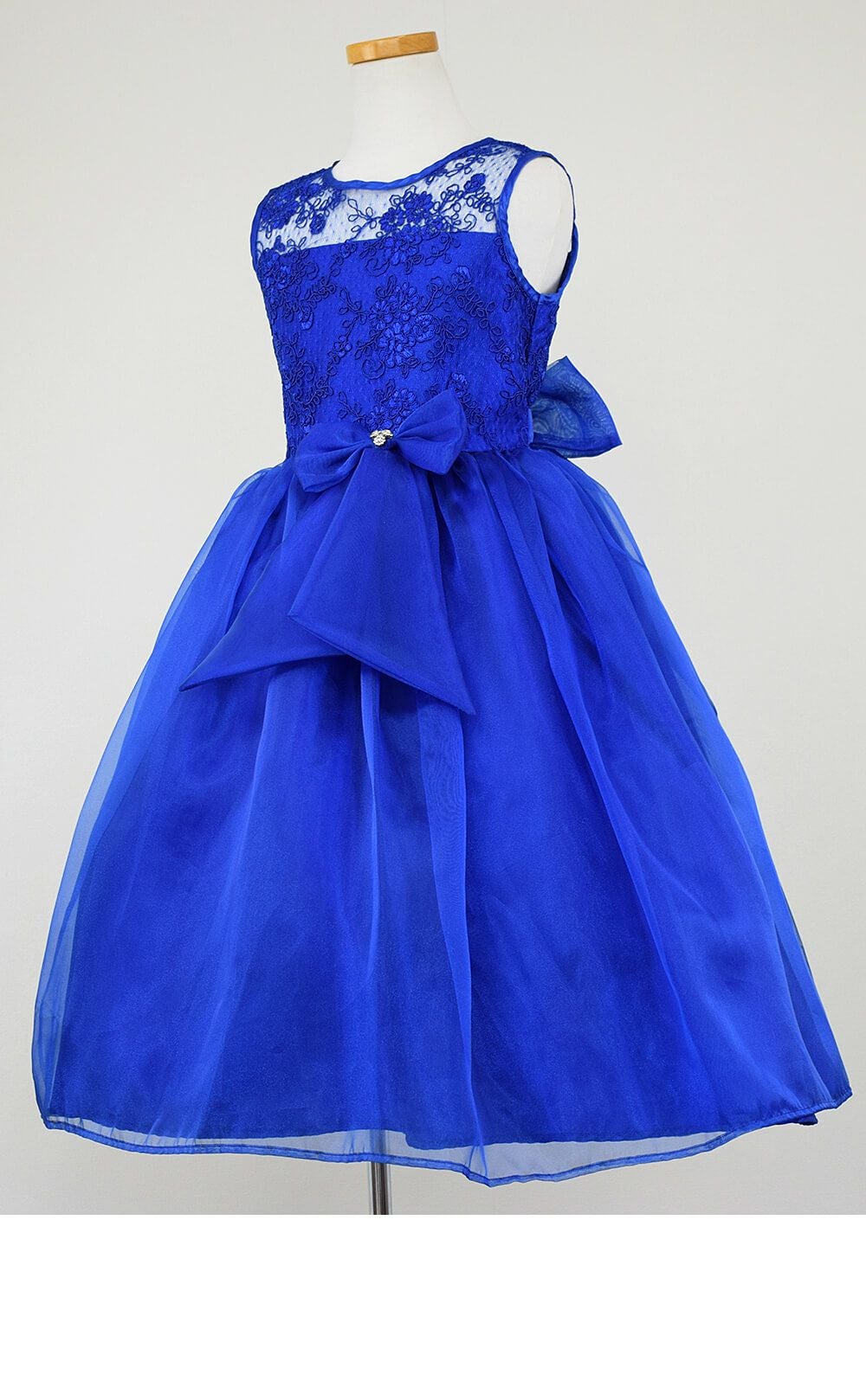 ピアノ発表会や結婚式にぴったりのブルーカラーの女の子用キッズドレス。シンプルで美しいシルエットが魅力のAngel's Closetの子供ドレス レンタル商品（【レンタル】レース＆メタル刺繍オーガンジー子供ドレス（リボンコサージュ付）(CC2461)ロイヤルブルー）｜画像4