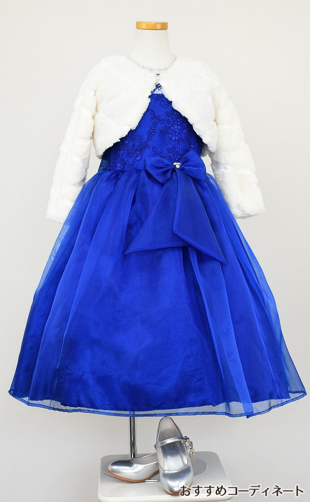 ピアノ発表会や結婚式にぴったりのブルーカラーの女の子用キッズドレス。シンプルで美しいシルエットが魅力のAngel's Closetの子供ドレス レンタル商品（【レンタル】レース＆メタル刺繍オーガンジー子供ドレス（リボンコサージュ付）(CC2461)ロイヤルブルー）｜画像11