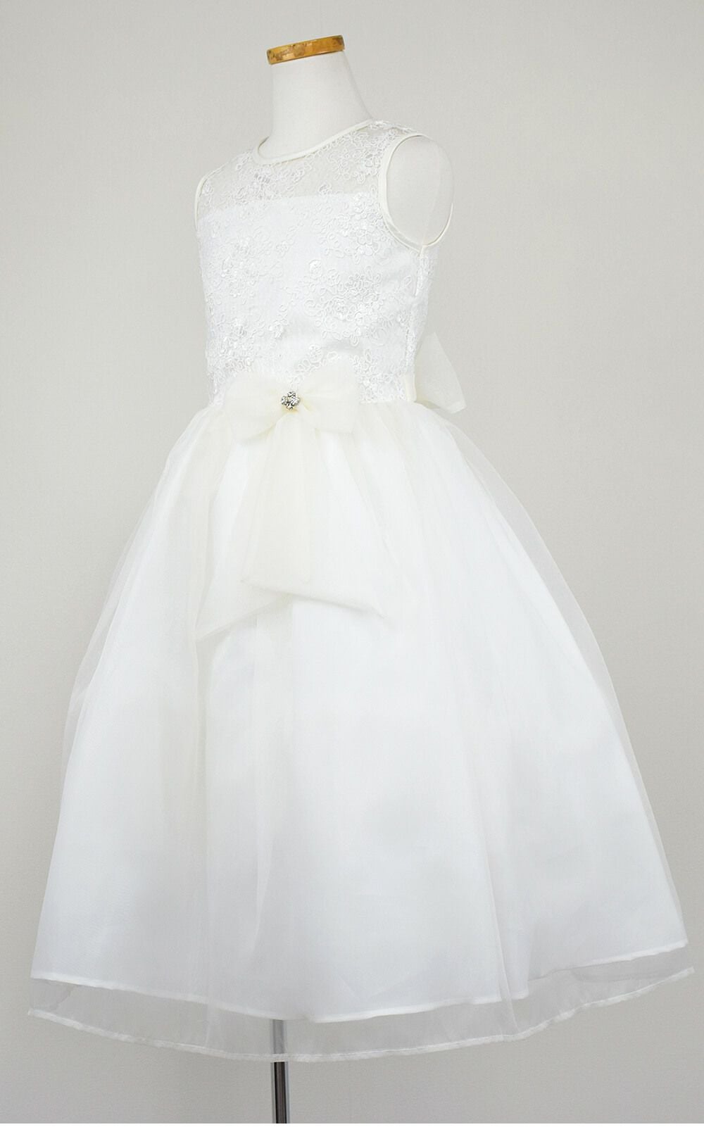 ピアノ発表会や結婚式にぴったりのカラーの女の子用キッズドレス。シンプルで美しいシルエットが魅力のAngel's Closetの子供ドレス レンタル商品（【レンタル】レース＆メタル刺繍オーガンジー子供ドレス（リボンコサージュ付）(CC2461)アイボリー）｜画像4