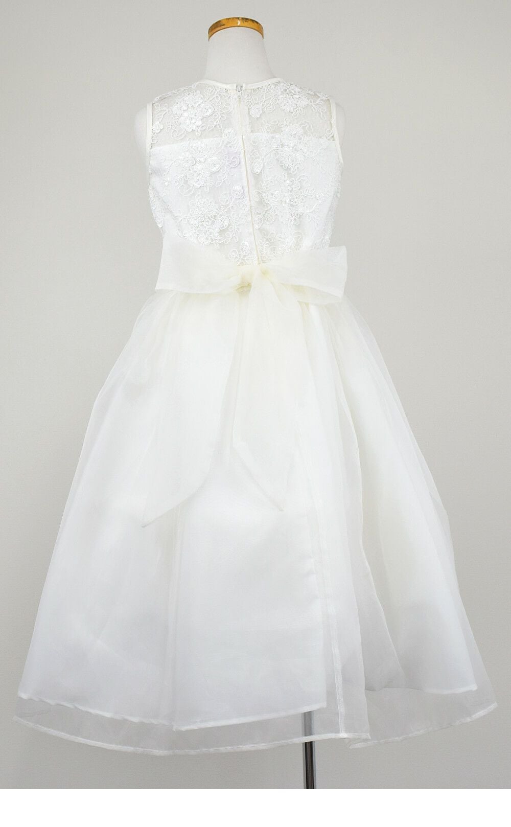 ピアノ発表会や結婚式にぴったりのカラーの女の子用キッズドレス。シンプルで美しいシルエットが魅力のAngel's Closetの子供ドレス レンタル商品（【レンタル】レース＆メタル刺繍オーガンジー子供ドレス（リボンコサージュ付）(CC2461)アイボリー）｜画像5