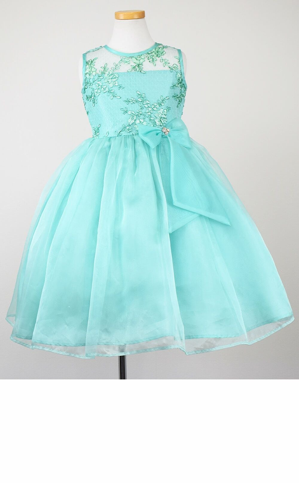 ピアノ発表会や結婚式にぴったりのカラーの女の子用キッズドレス。シンプルで美しいシルエットが魅力のAngel's Closetの子供ドレス レンタル商品（【レンタル】レース＆メタル刺繍オーガンジー子供ドレス（リボンコサージュ付）(CC2461)ミント）｜画像3