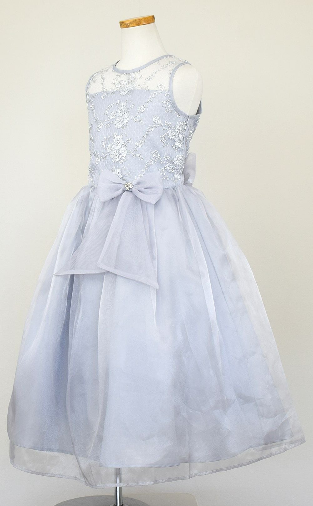ピアノ発表会や結婚式にぴったりのカラーの女の子用キッズドレス。シンプルで美しいシルエットが魅力のAngel's Closetの子供ドレス レンタル商品（【レンタル】レース＆メタル刺繍オーガンジー子供ドレス（リボンコサージュ付）(CC2461)シルバー）｜画像4