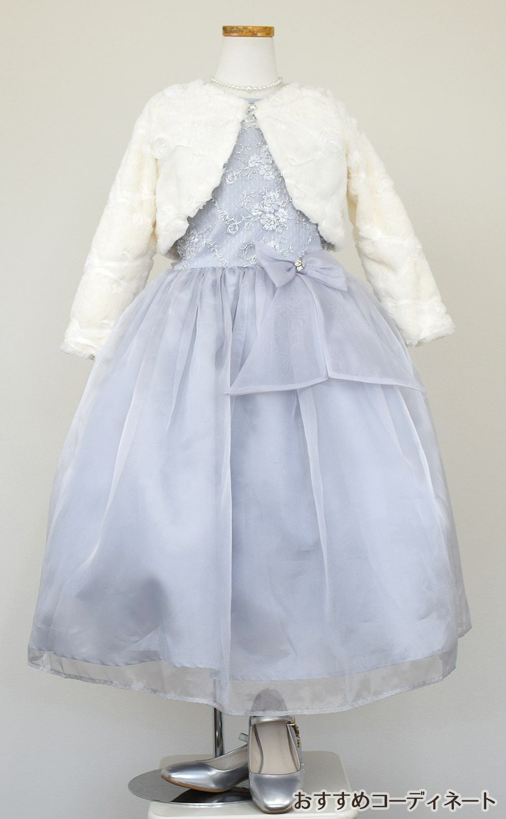 ピアノ発表会や結婚式にぴったりのカラーの女の子用キッズドレス。シンプルで美しいシルエットが魅力のAngel's Closetの子供ドレス レンタル商品（【レンタル】レース＆メタル刺繍オーガンジー子供ドレス（リボンコサージュ付）(CC2461)シルバー）｜画像11