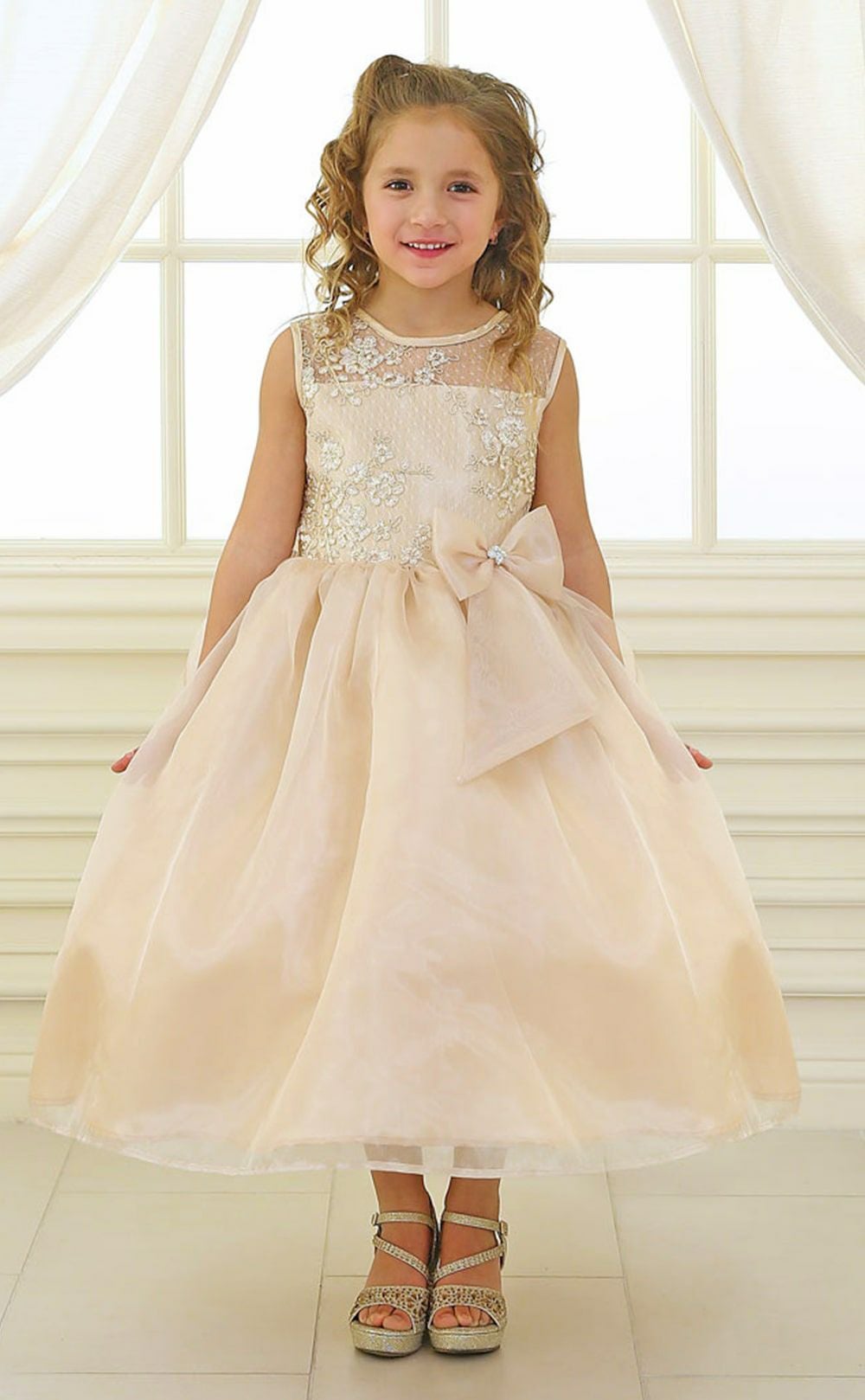 ピアノ発表会や結婚式にぴったりのカラーの女の子用キッズドレス。シンプルで美しいシルエットが魅力のAngel's Closetの子供ドレス レンタル商品（【レンタル】レース＆メタル刺繍オーガンジー子供ドレス（リボンコサージュ付）(CC2461)シルバー）｜画像13