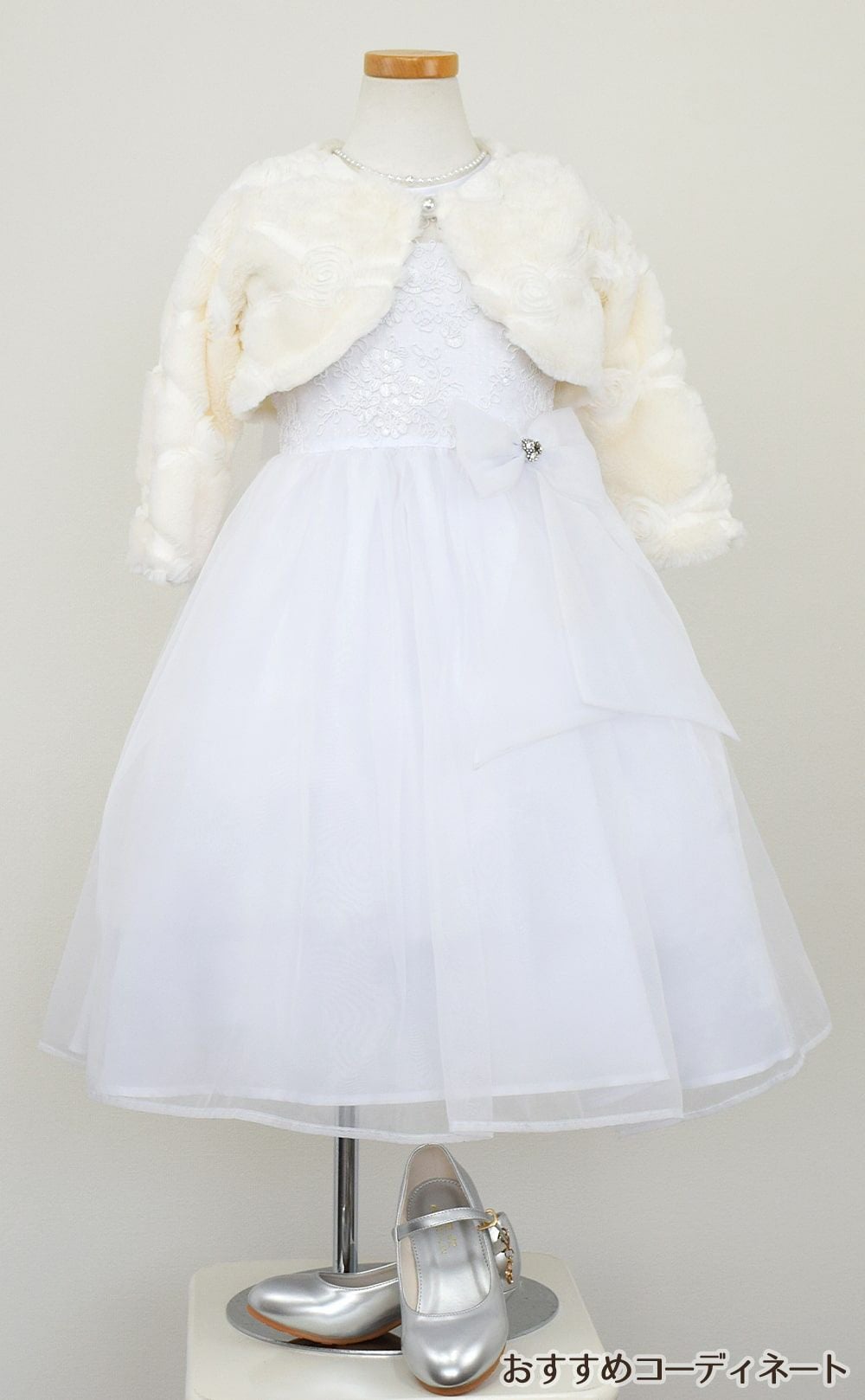 ピアノ発表会や結婚式にぴったりのホワイトカラーの女の子用キッズドレス。シンプルで美しいシルエットが魅力のAngel's Closetの子供ドレス レンタル商品（【レンタル】レース＆メタル刺繍オーガンジー子供ドレス（リボンコサージュ付）(CC2461)ホワイト）｜画像11