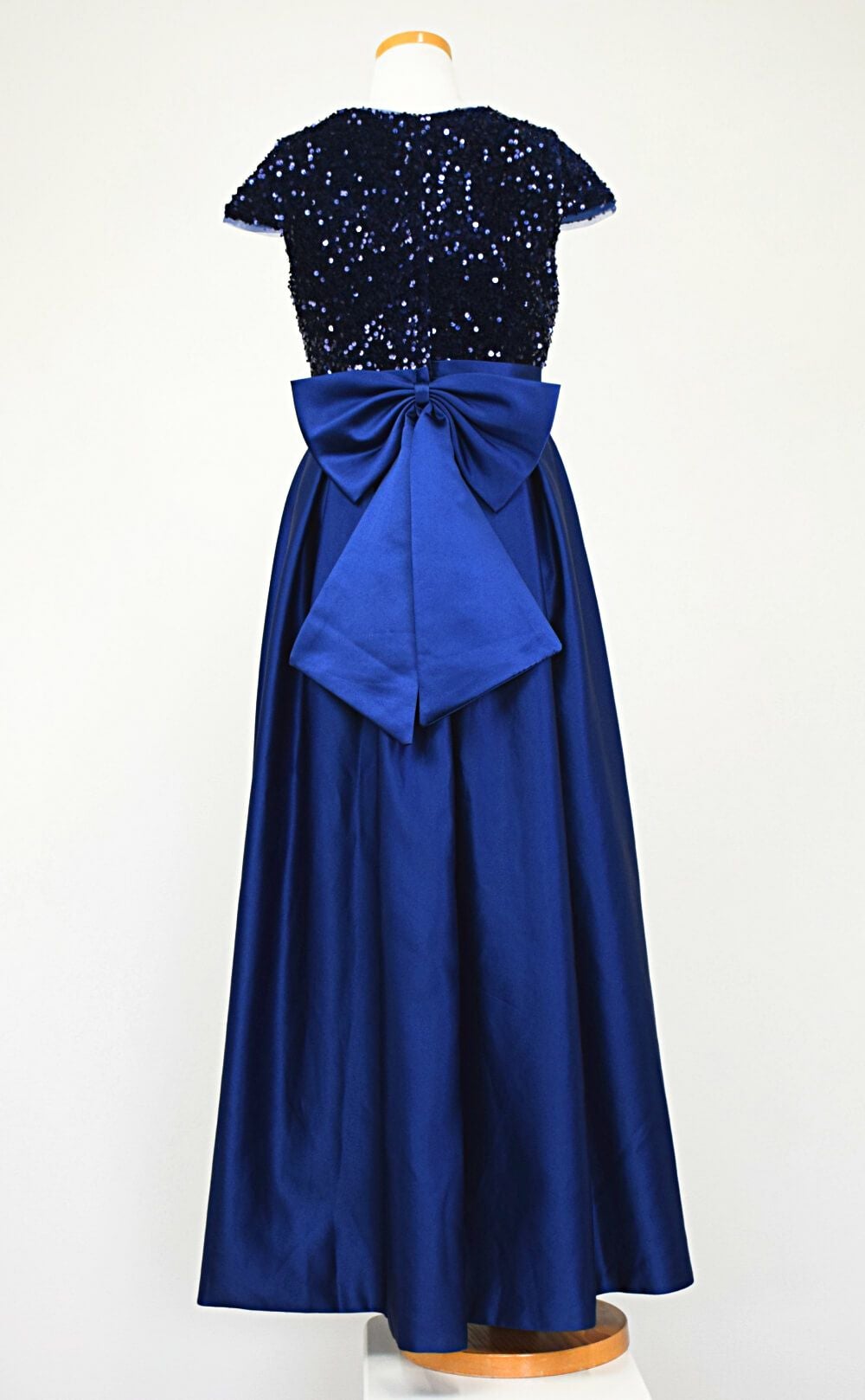 ピアノ発表会や結婚式にぴったりのネイビーカラーの女の子用キッズドレス。シンプルで美しいシルエットが魅力のAngel's Closetの子供ドレス レンタル商品（【レンタル】スパンコール＆サテンロングドレス※縫い付けリボン型(YP136A)ネイビー）｜画像5