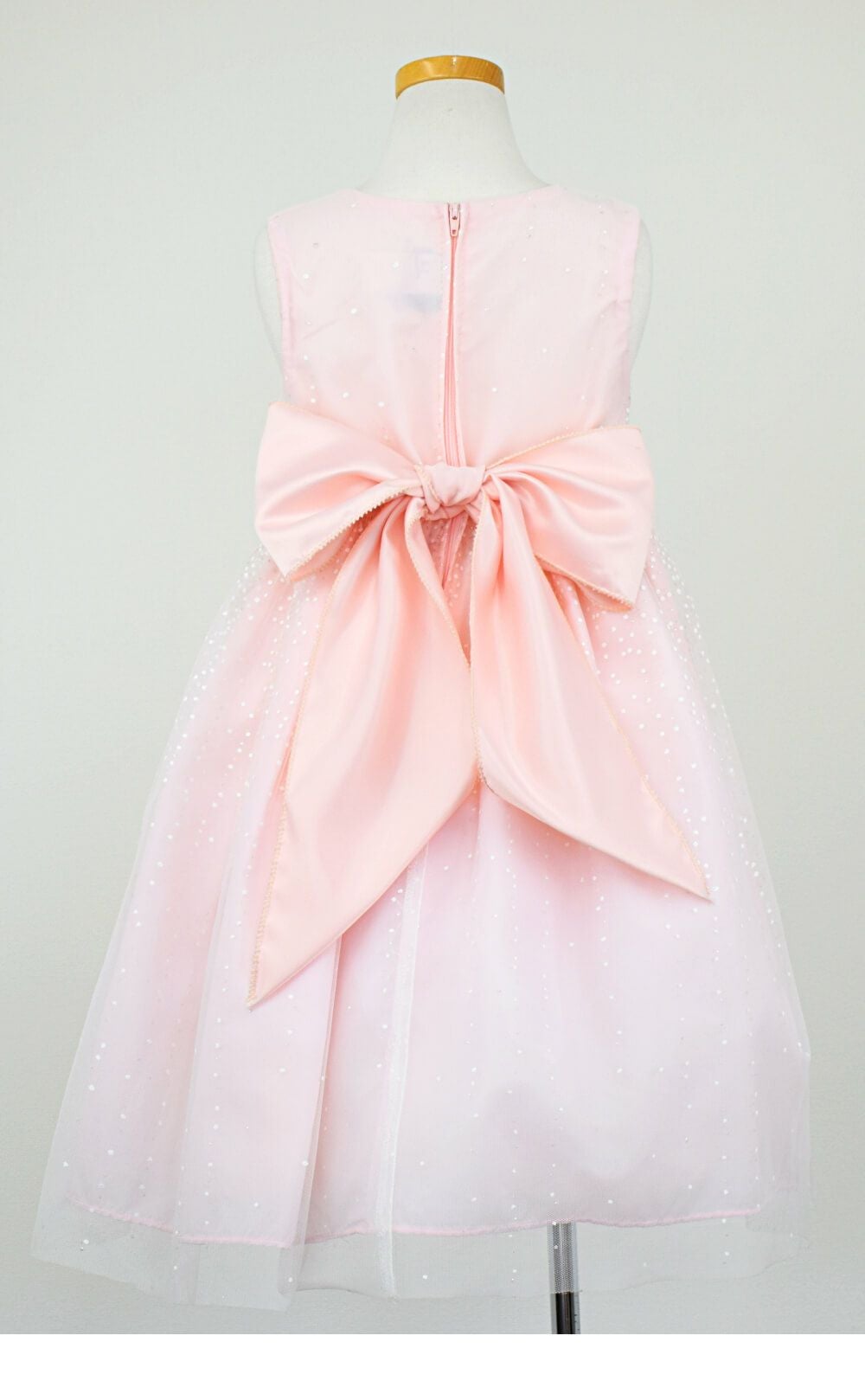 ピアノ発表会や結婚式にぴったりのピンクカラーの女の子用キッズドレス。シンプルで美しいシルエットが魅力のAngel's Closetの子供ドレス レンタル商品（【レンタル】サテンリボン＆スターダストチュール子供ドレス(CK329)ブラッシュピンク）｜画像5